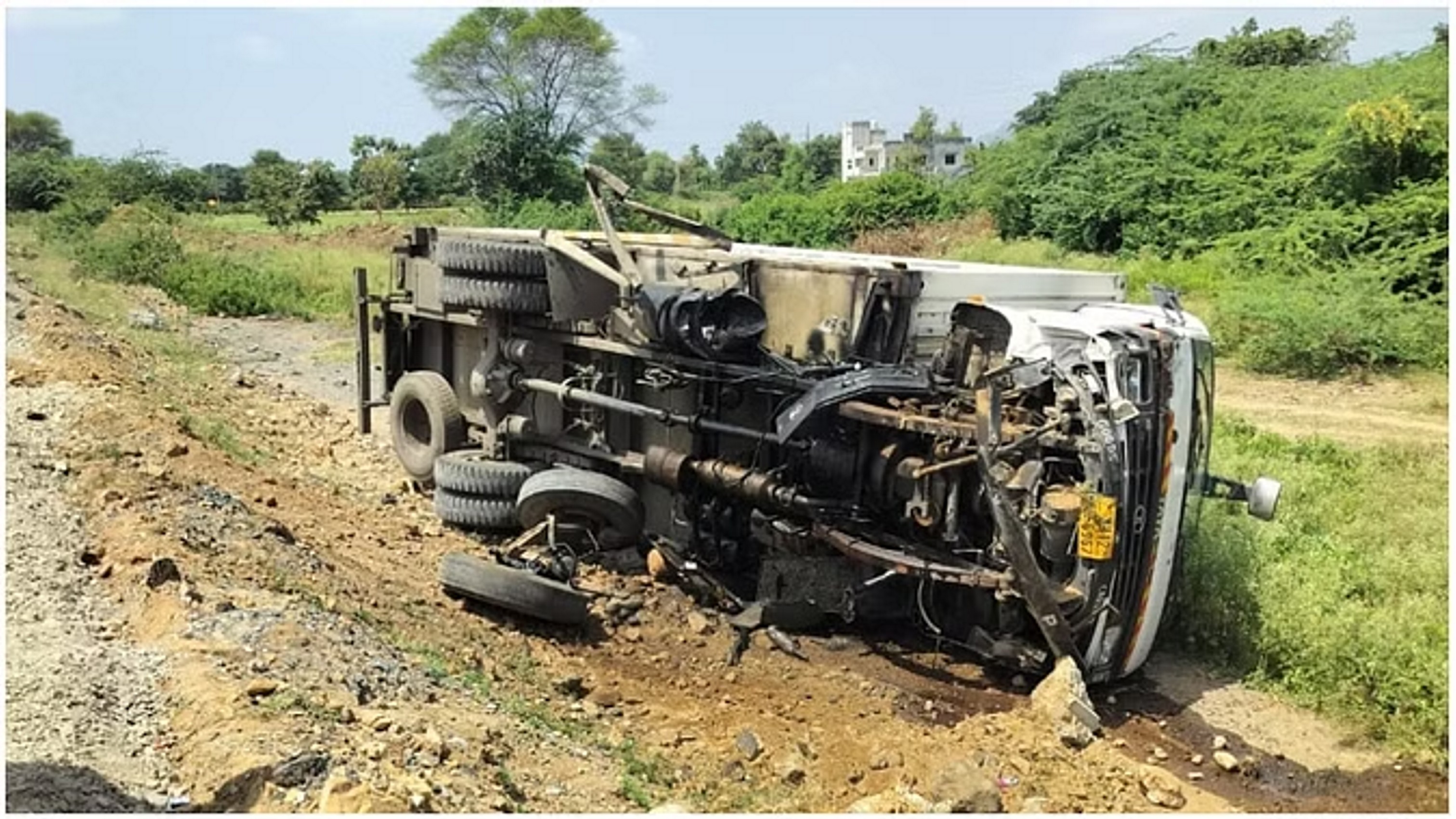 ट्रक से कूदीं छह नाबालिग लड़कियां, ड्राइवर और अन्य ने की छेड़छाड़ की कोशिश