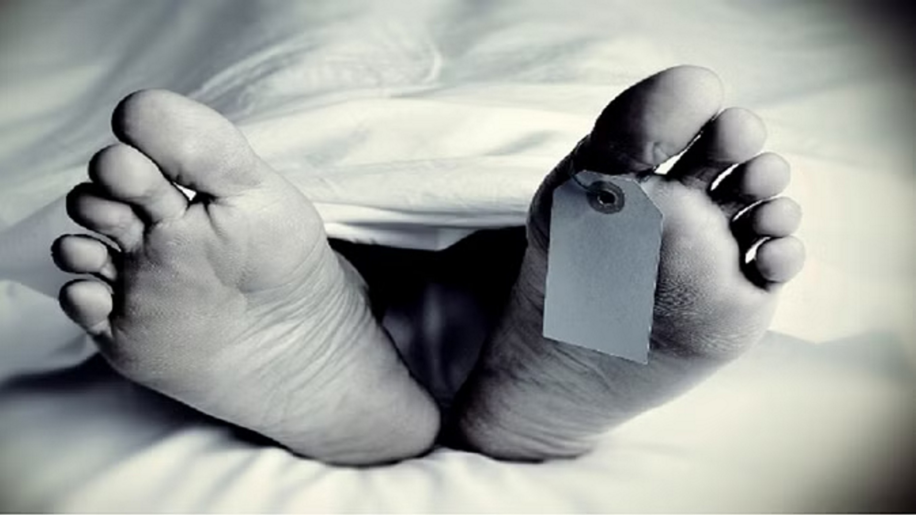 सीवर लाइन के लिए खोदे गए गड्ढे में गिरकर शख्स की मौत