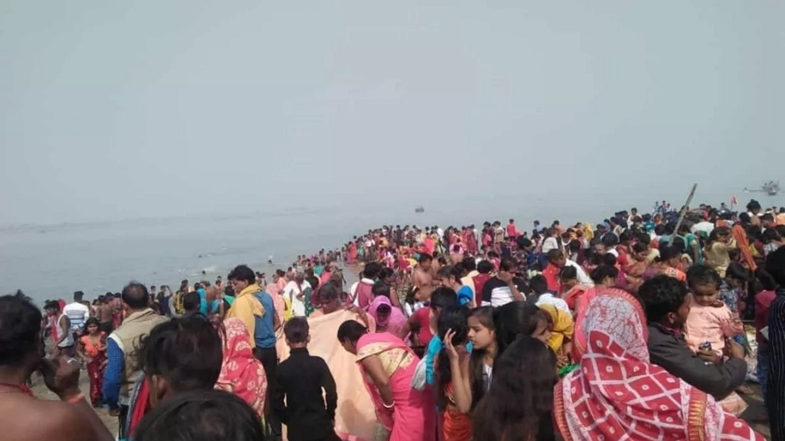 वाराणसी में गंगा के घाटों पर श्रद्धालुओं की भीड़, लोग लगा रहे हैं आस्था की डुबकी