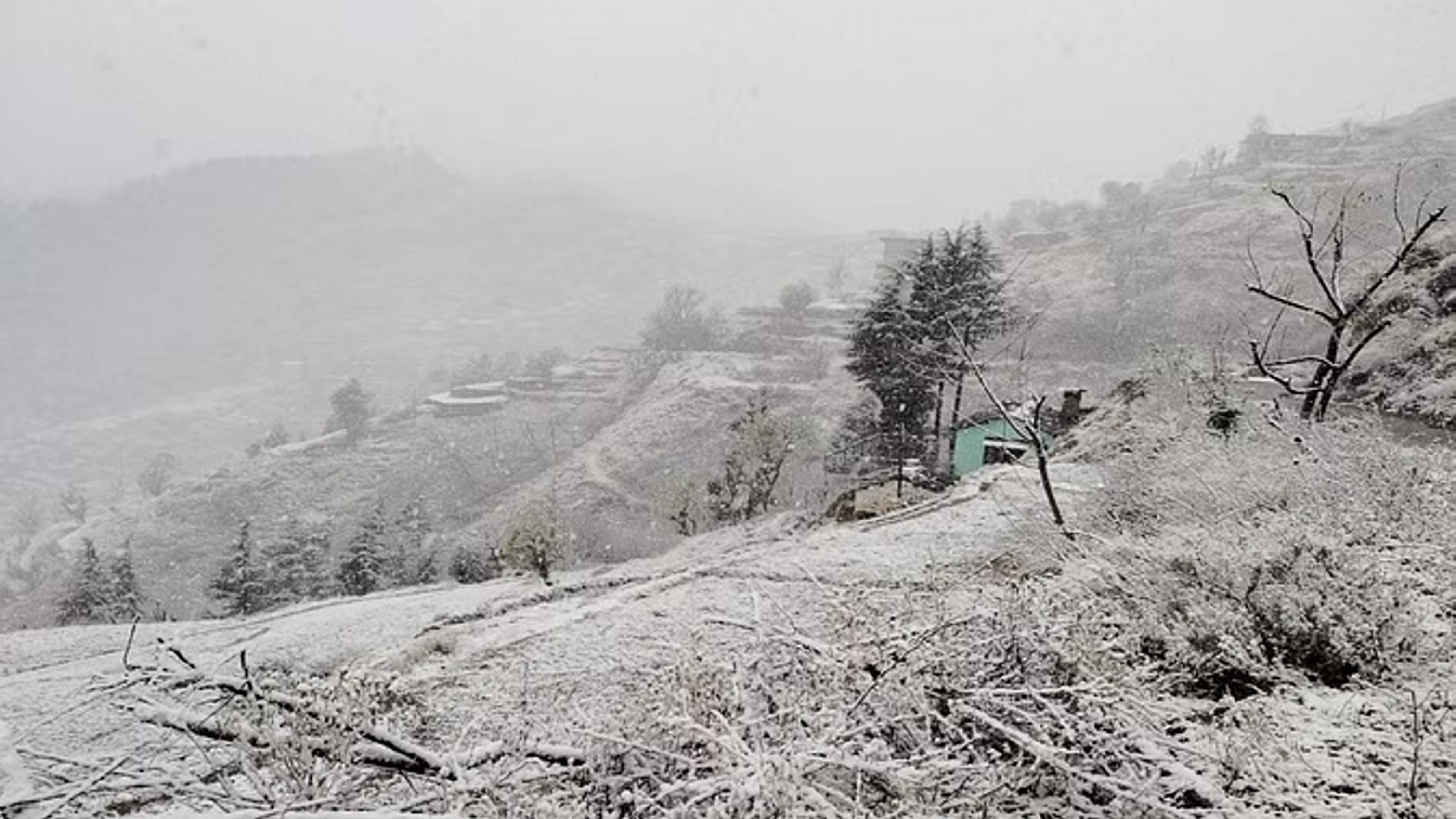 पहाड़ों पर भारी बारिश-बर्फबारी, उत्तर मध्य भारत में आंधी के साथ ओलावृष्टि