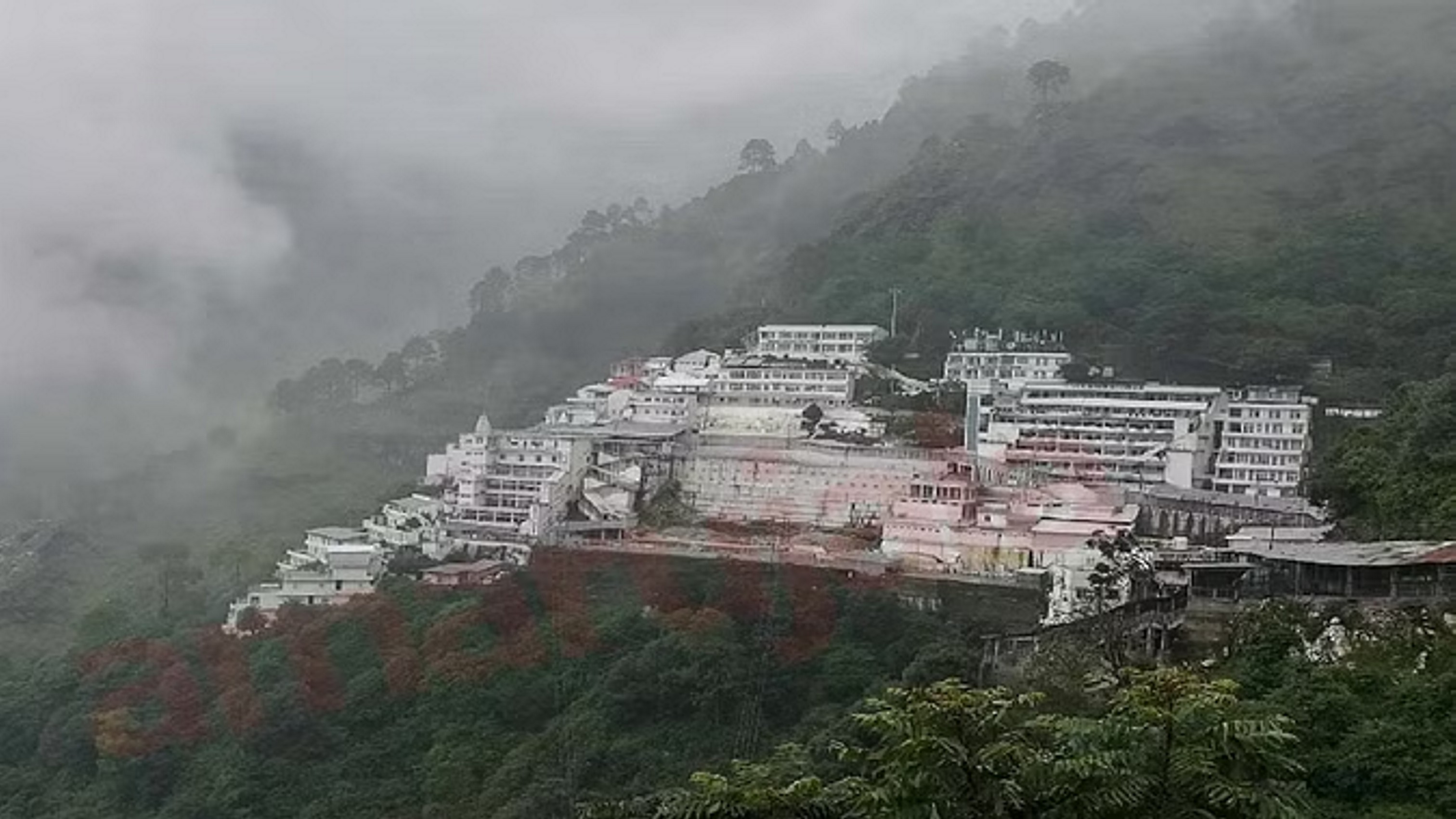 भवन में मौसम सर्द, फिर भी दर्शन को पहुंचे श्रद्धालु