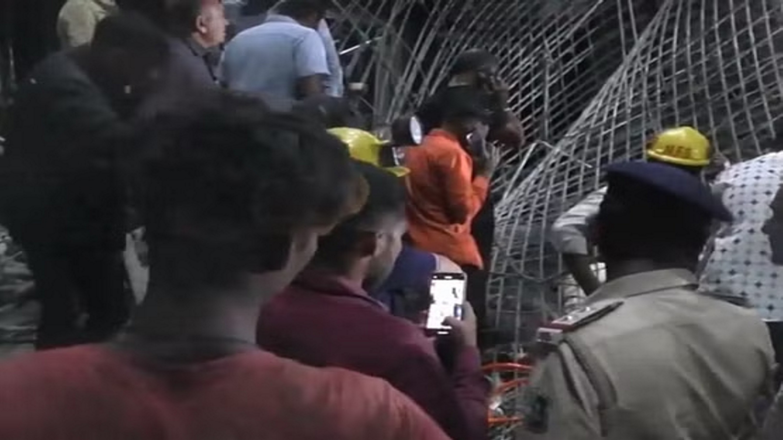 नवनिर्मित मेडिकल कॉलेज का स्लैब गिरा