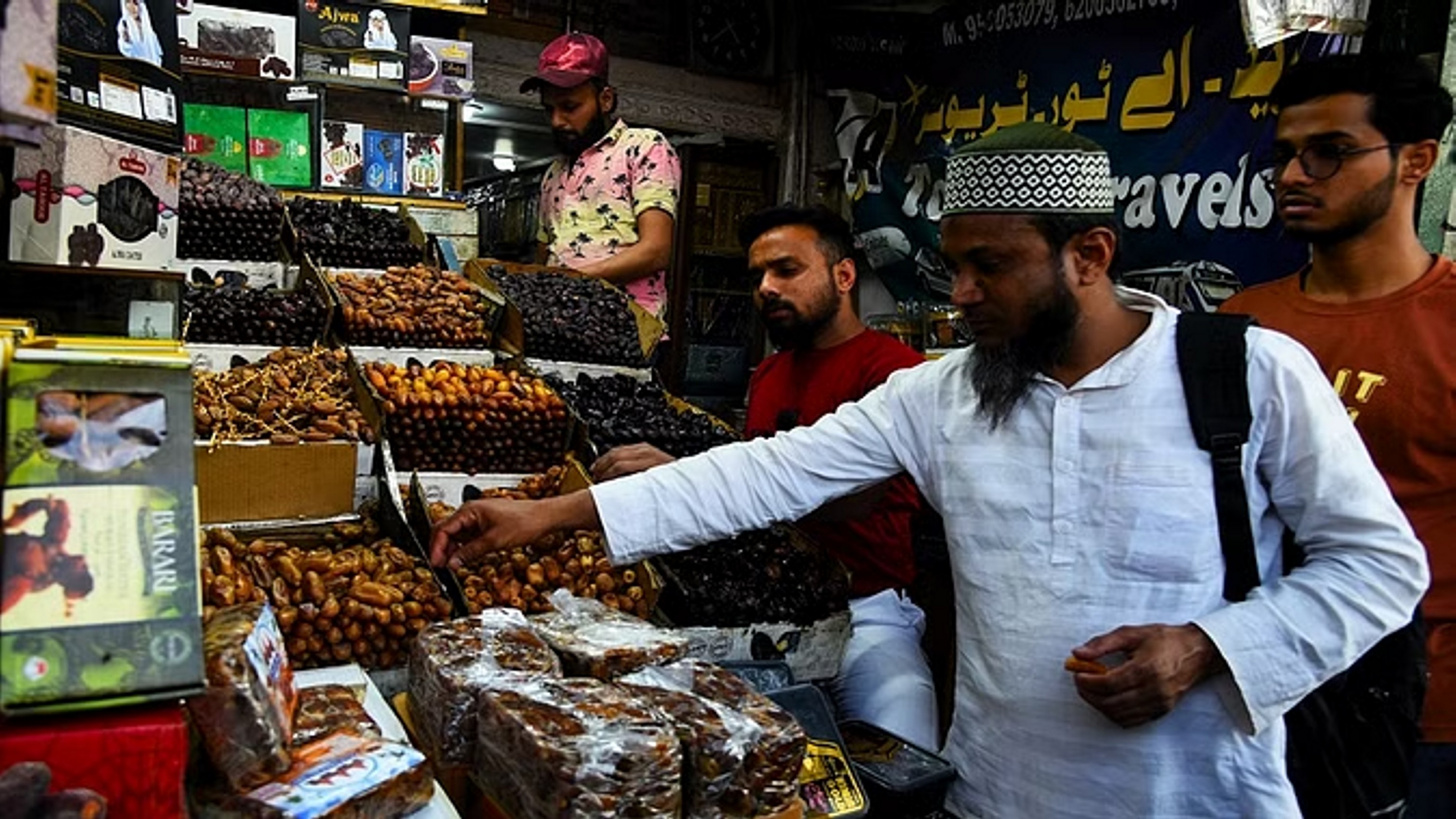 मजान को लेकर बाजार गुलजार, लोगों ने की खरीदारी