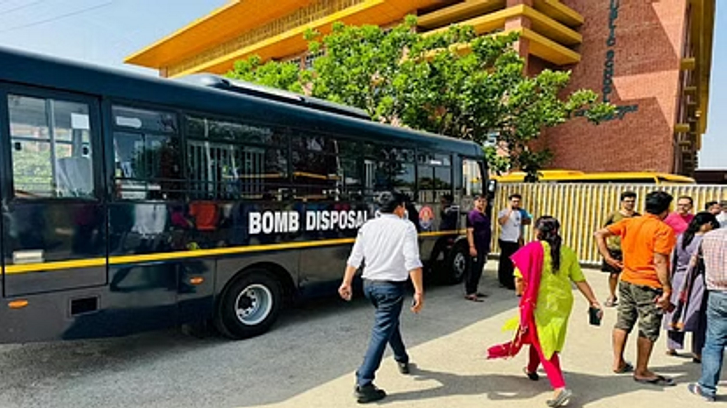 स्कूलों के बाहर हड़कंप, कहीं दिखा डॉग स्कवॉड तो कहीं बच्चों के लिए घबराए दिखे माता-पिता
