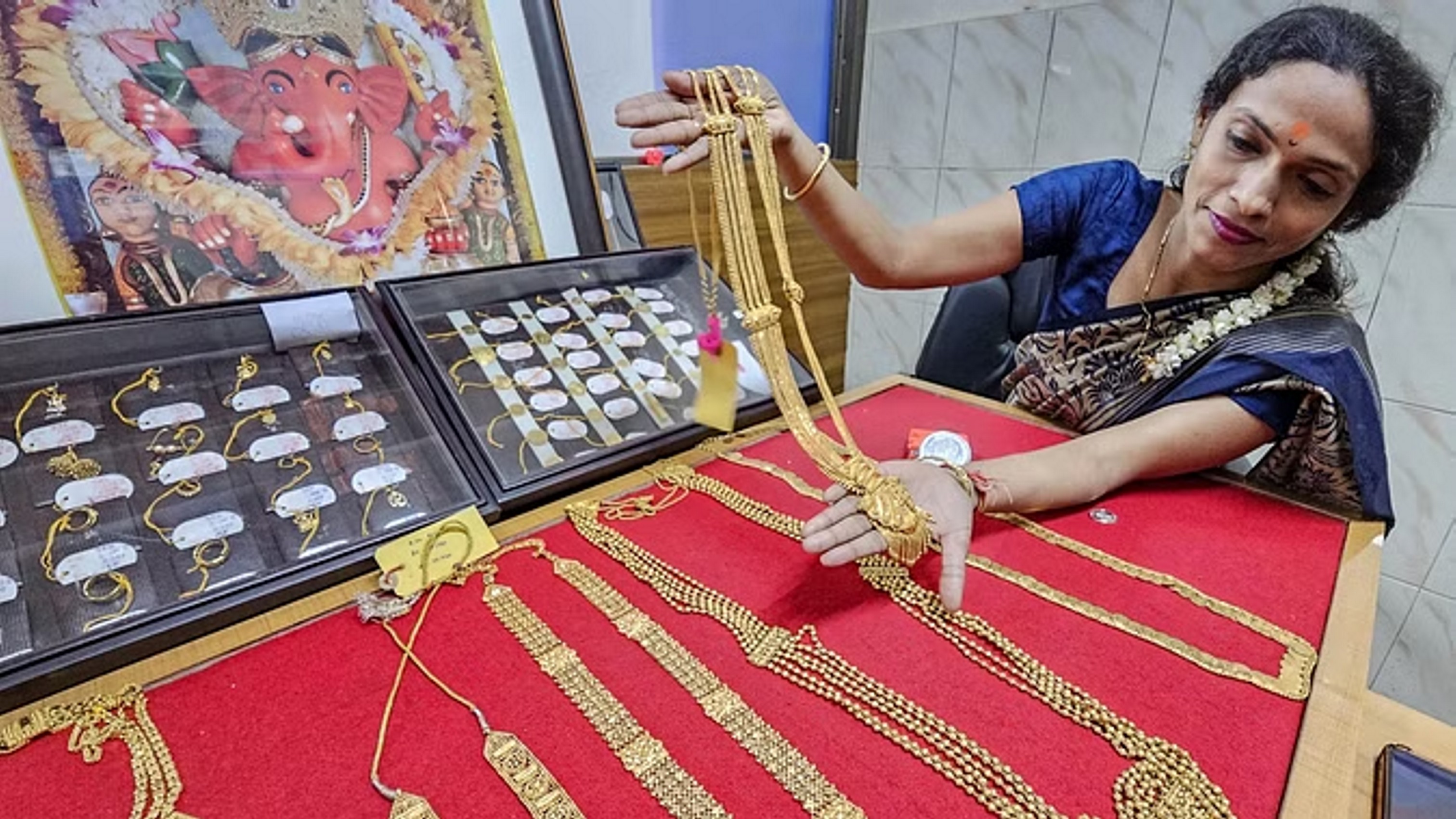 लगातार बना रहा नया रिकॉर्ड सोना