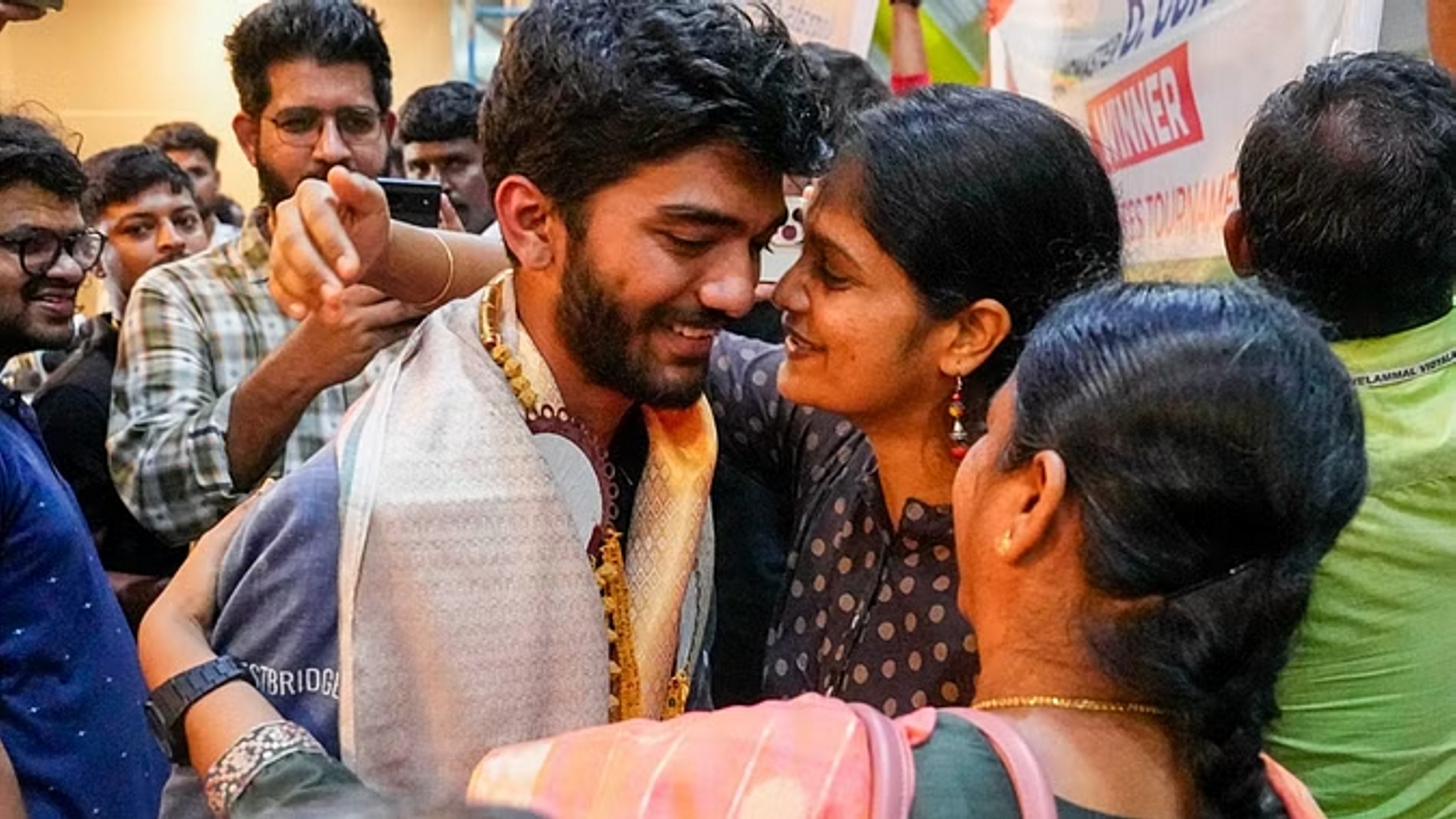 गुकेश का स्वदेश लौटने पर हुआ भव्य स्वागत