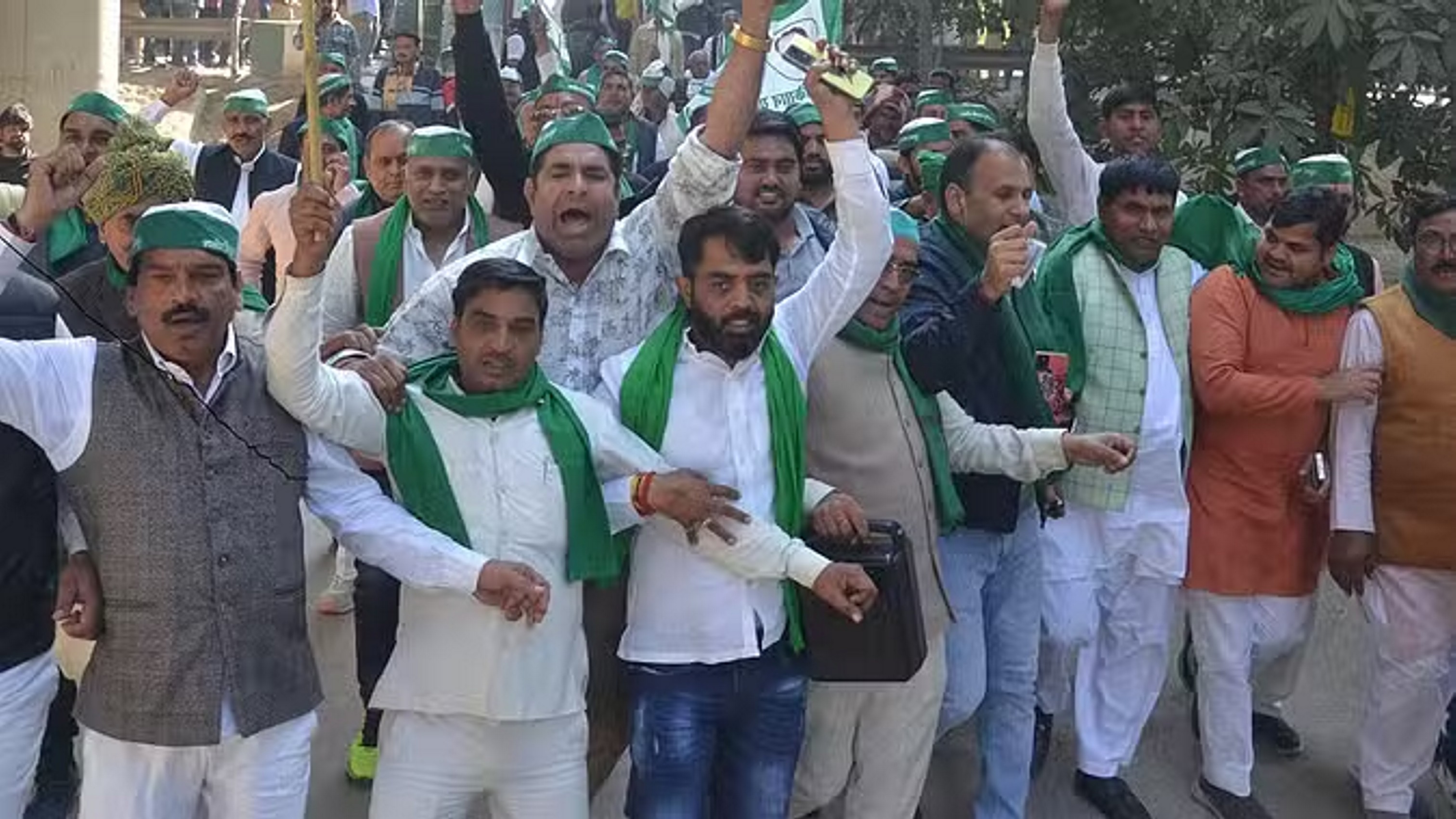 धरना दे रहे किसान नेताओं को पुलिस ने जबरन उठाकर पहुंचाया जेल