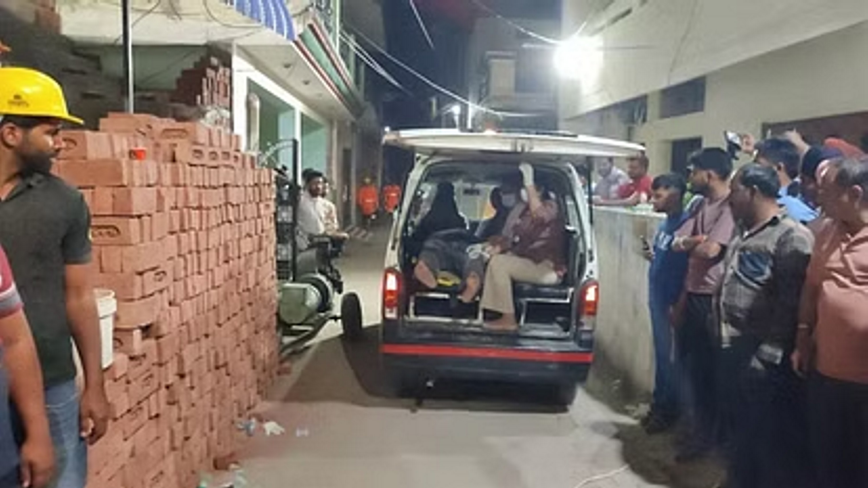  अचानक गिरा दो मंजिला मकान, चार की गई जान