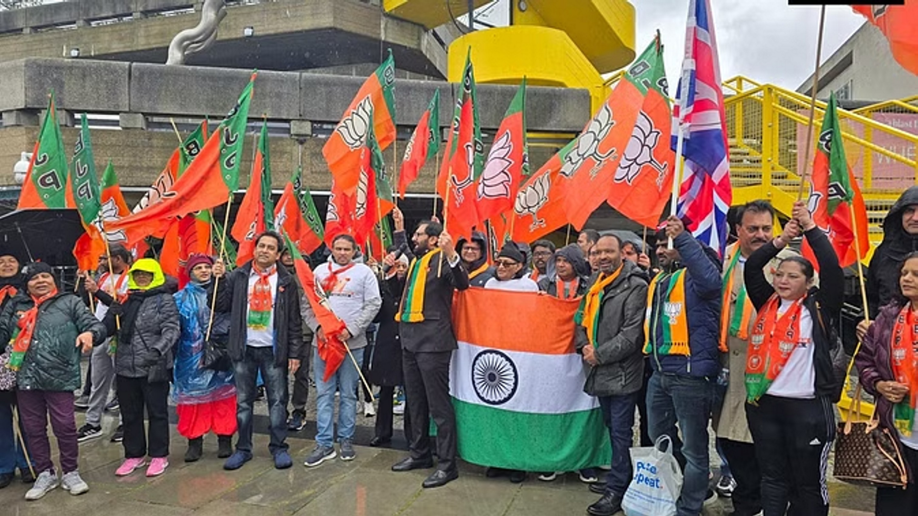 लंदन में गूंजे मोदी के नारे, भाजपा कार्यकर्ताओं ने निकाली पैदल यात्रा