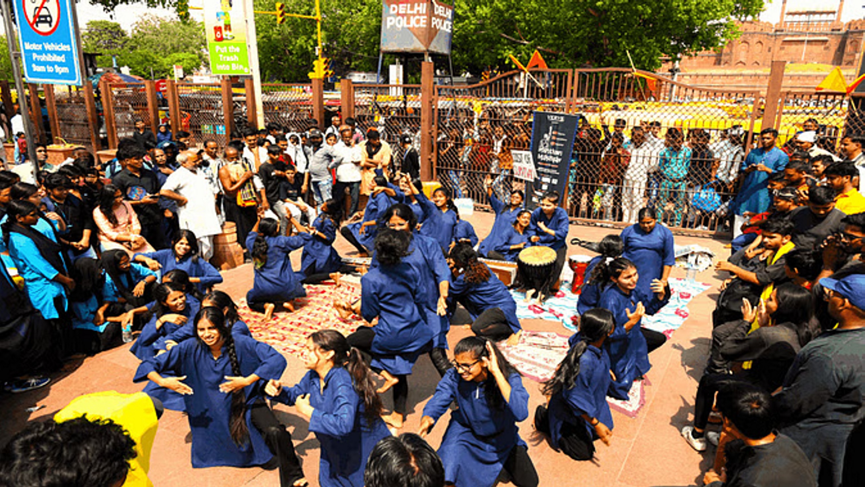 चुनावी माहौल के बीच दिल्ली में नुक्कड़ नाटक, छात्र कर रहे लोगों को जागरूक