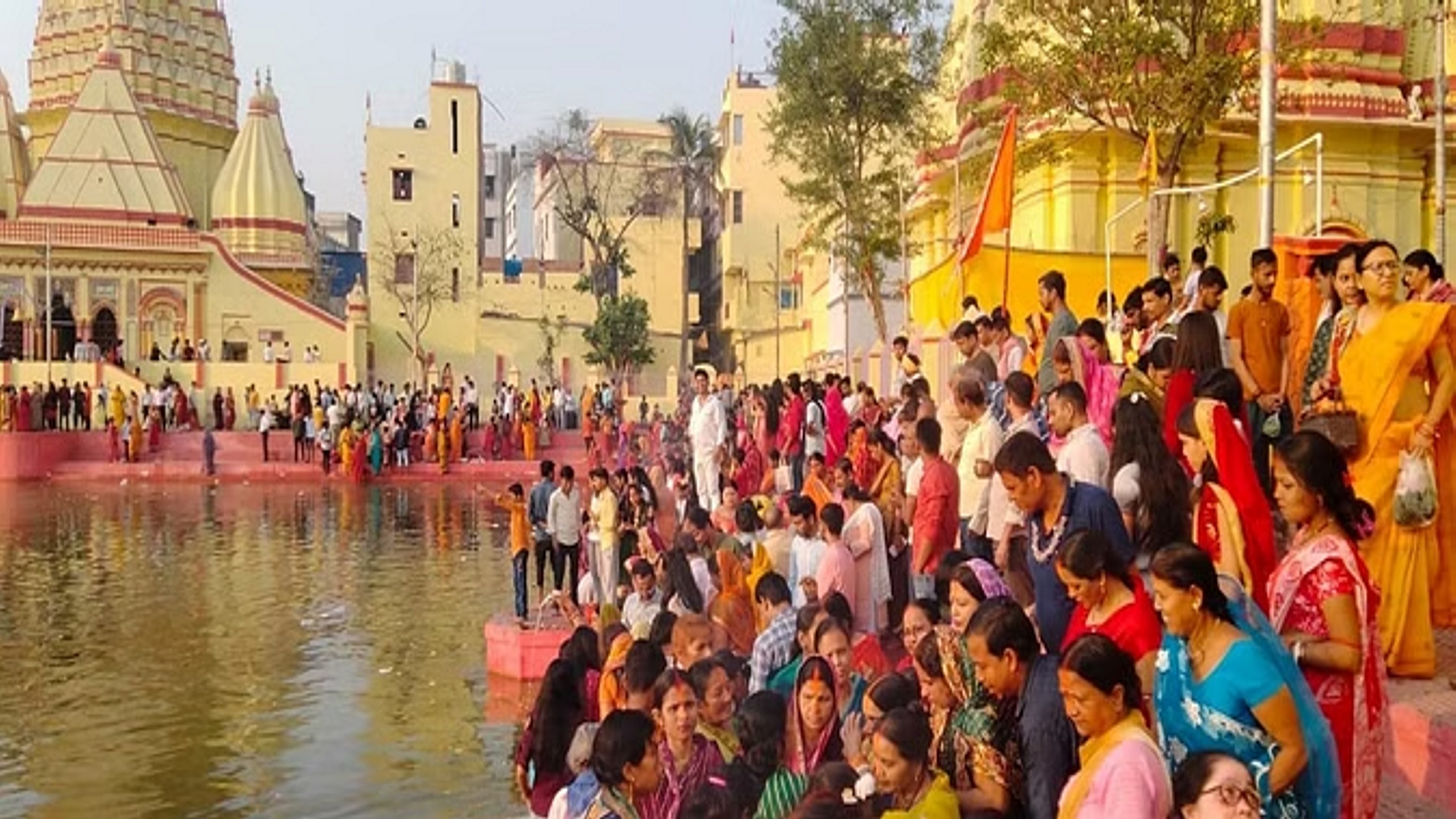 श्रद्धालुओं ने दिया उदीयमान सूर्य को अर्घ्य, घाटों पर भीड़