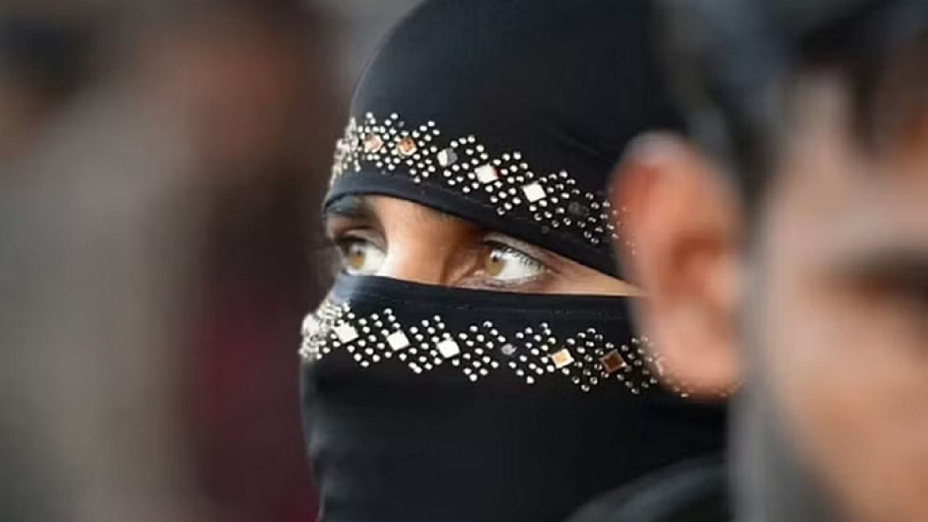 बच्चों को स्कूल भेजने के लिए कहा तो फोन पर दे दिया तीन तलाक