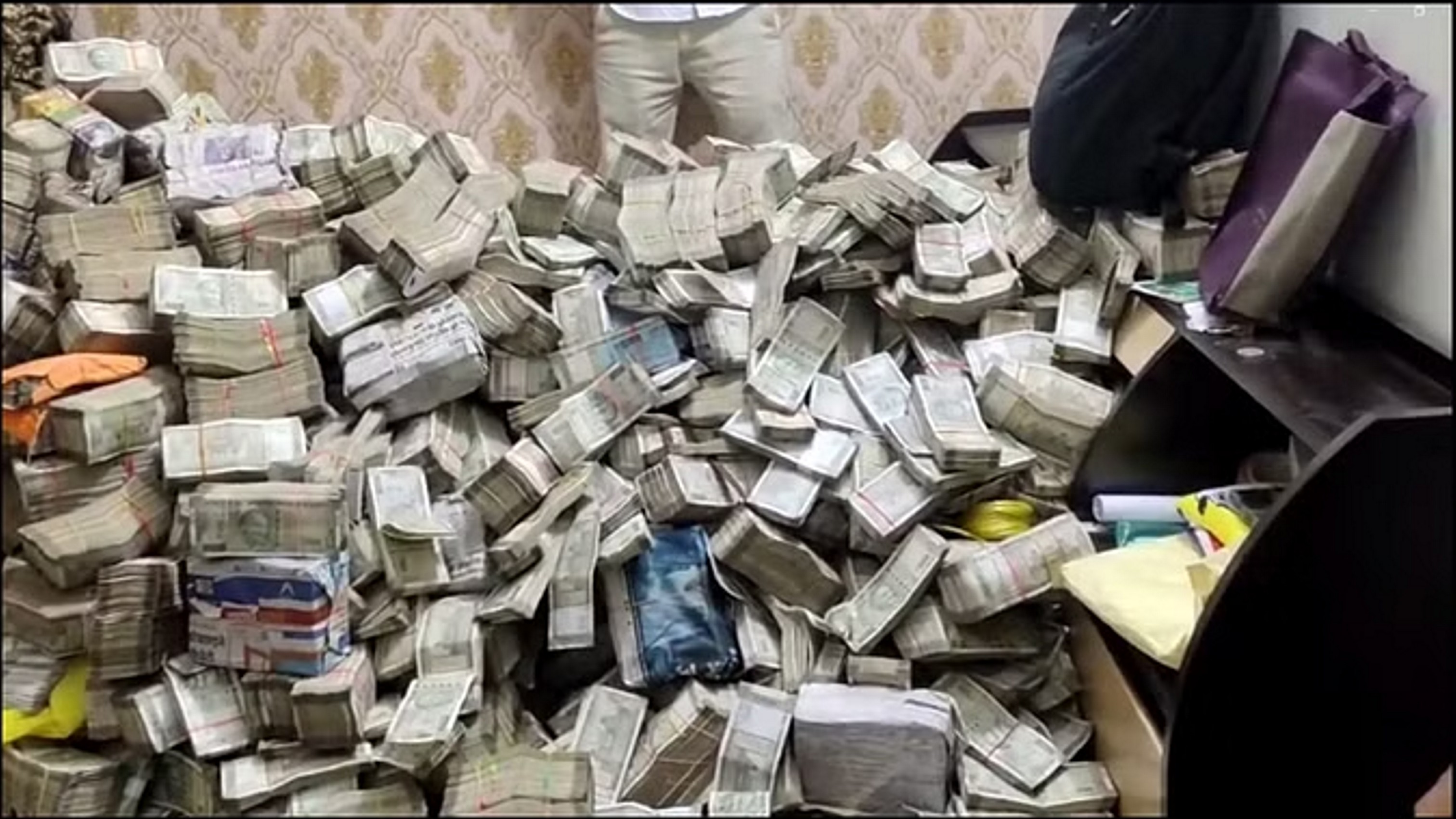 मंत्री के निजी सचिव के घरेलू सहायक के घर से 20 करोड़ नकद बरामद