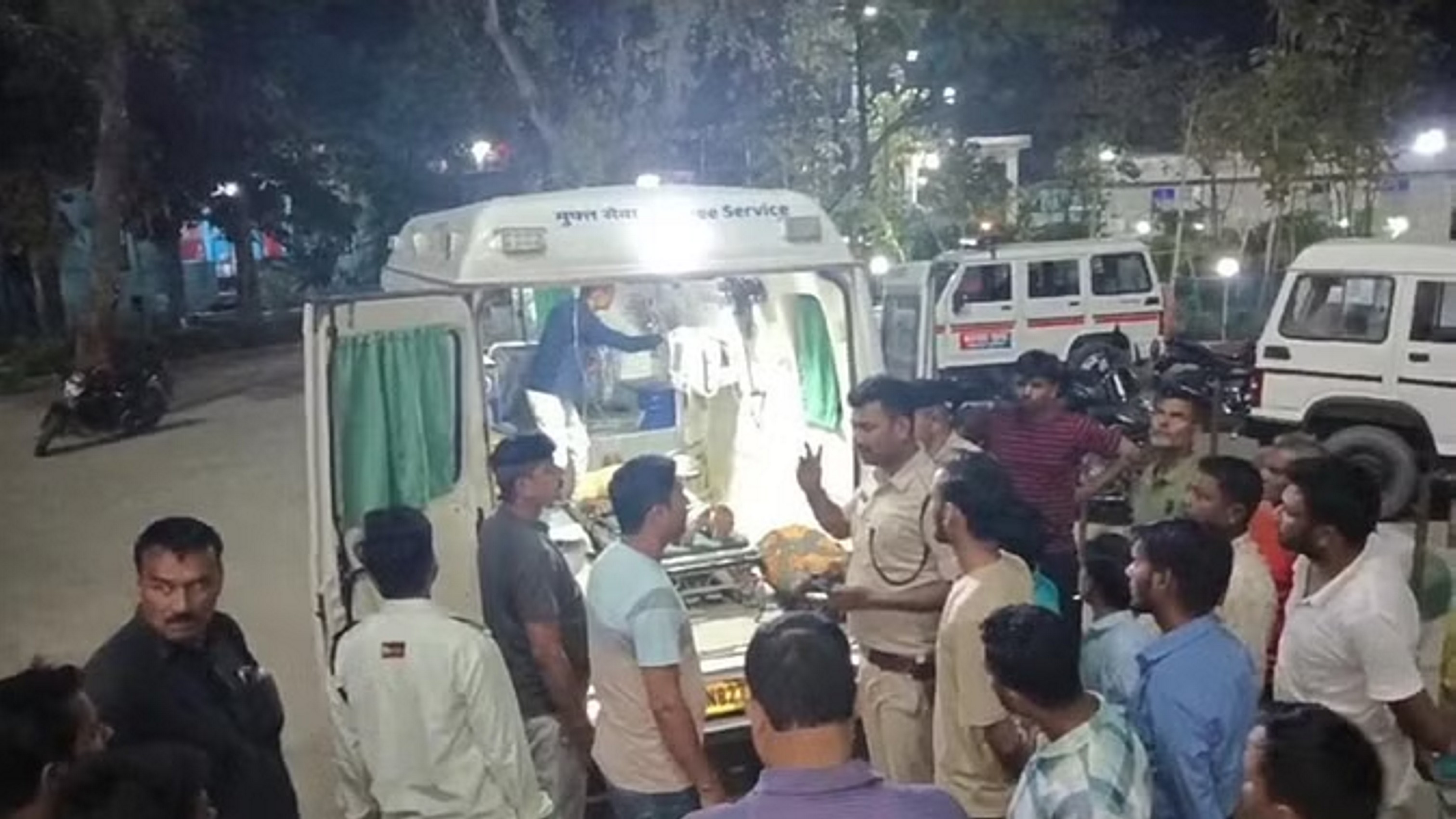 आकाशीय बिजली गिरने से पांच लोगों की मौत