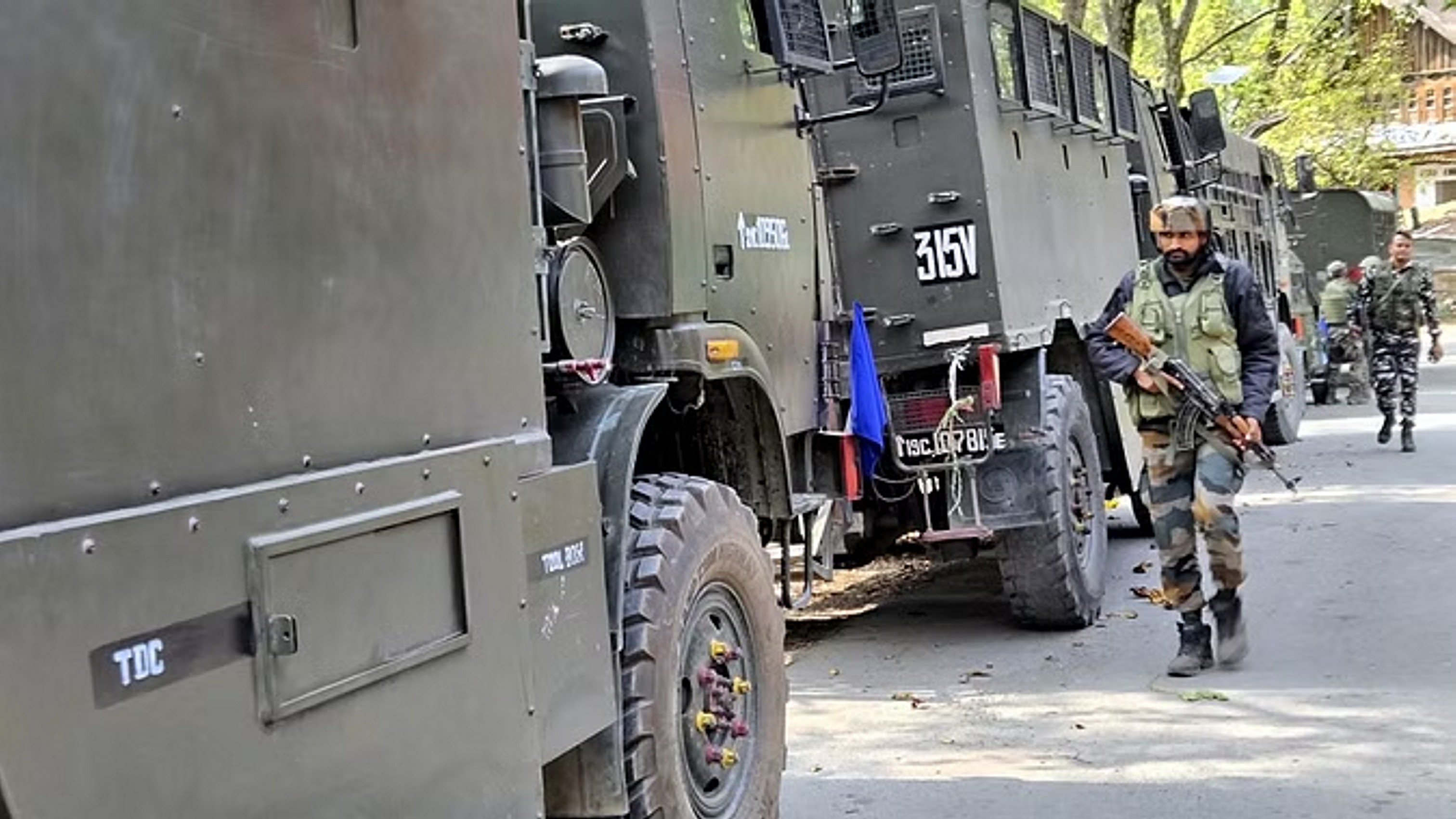 कुलगाम के रेडवानी पाइन इलाके में सुरक्षाबलों और आतंकियों के बीच मुठभेड़