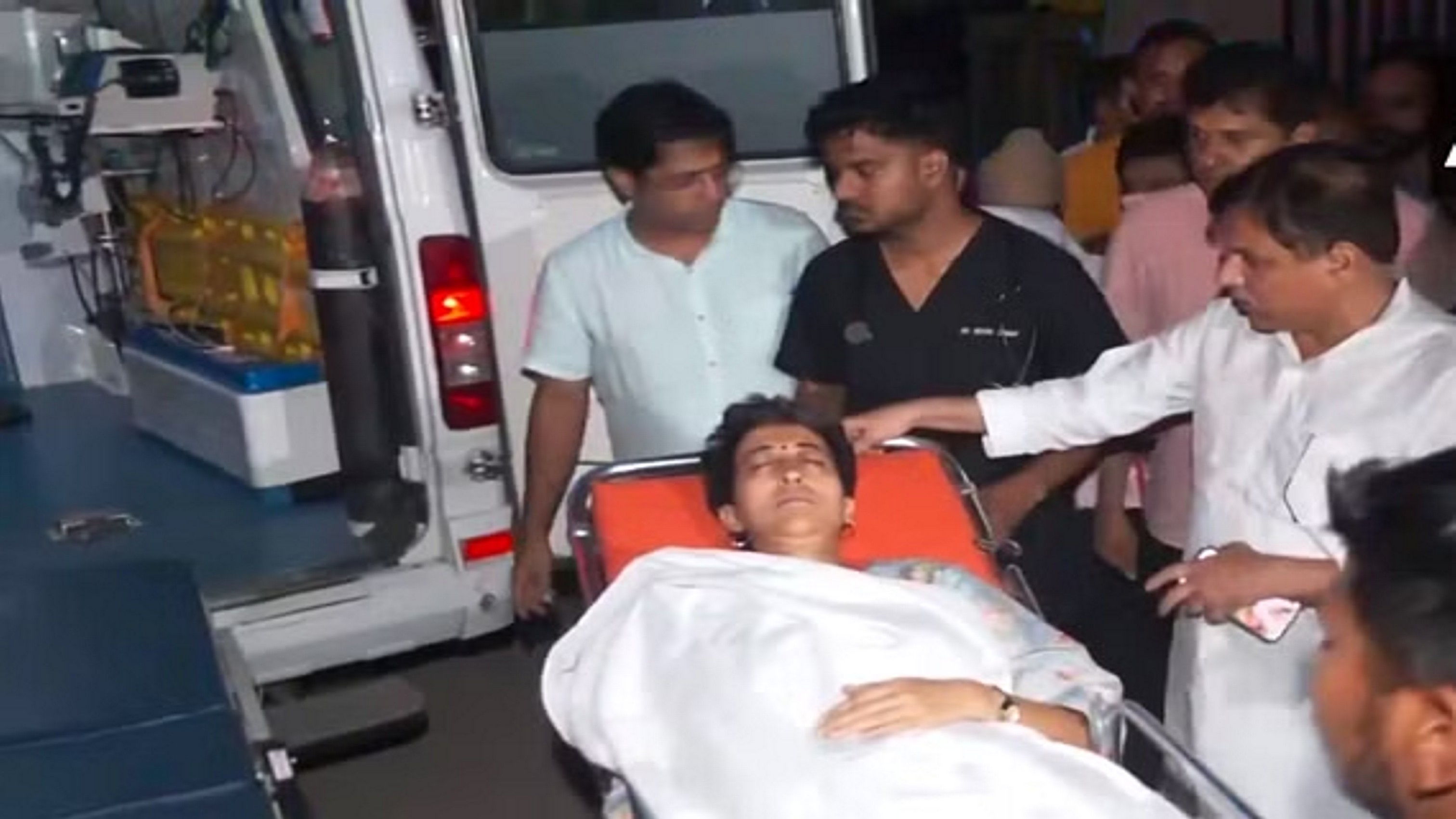 चार दिन से भूख हड़ताल कर रहीं आतिशी की तबीयत बिगड़ी, देर रात अस्पताल ले जाया गया