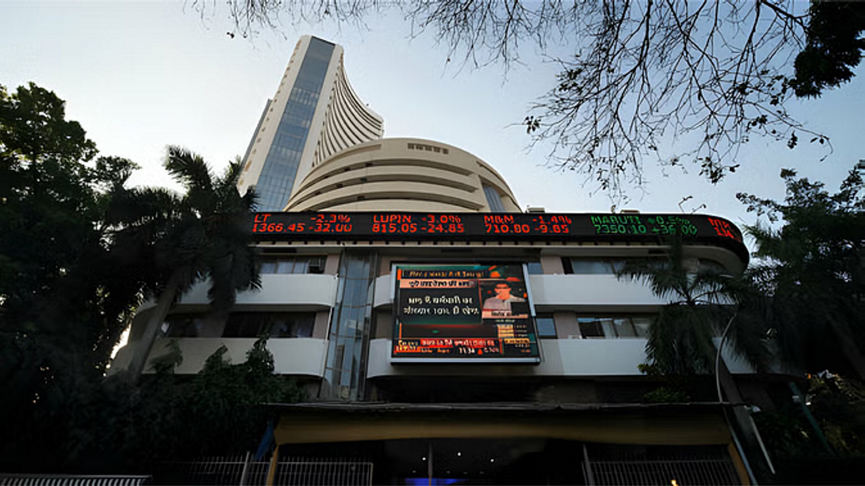 शेयर बाजार में कमजोर शुरुआत; सेंसेक्स 400 अंक फिसला, निफ्टी 23400 के नीचे पहुंचा