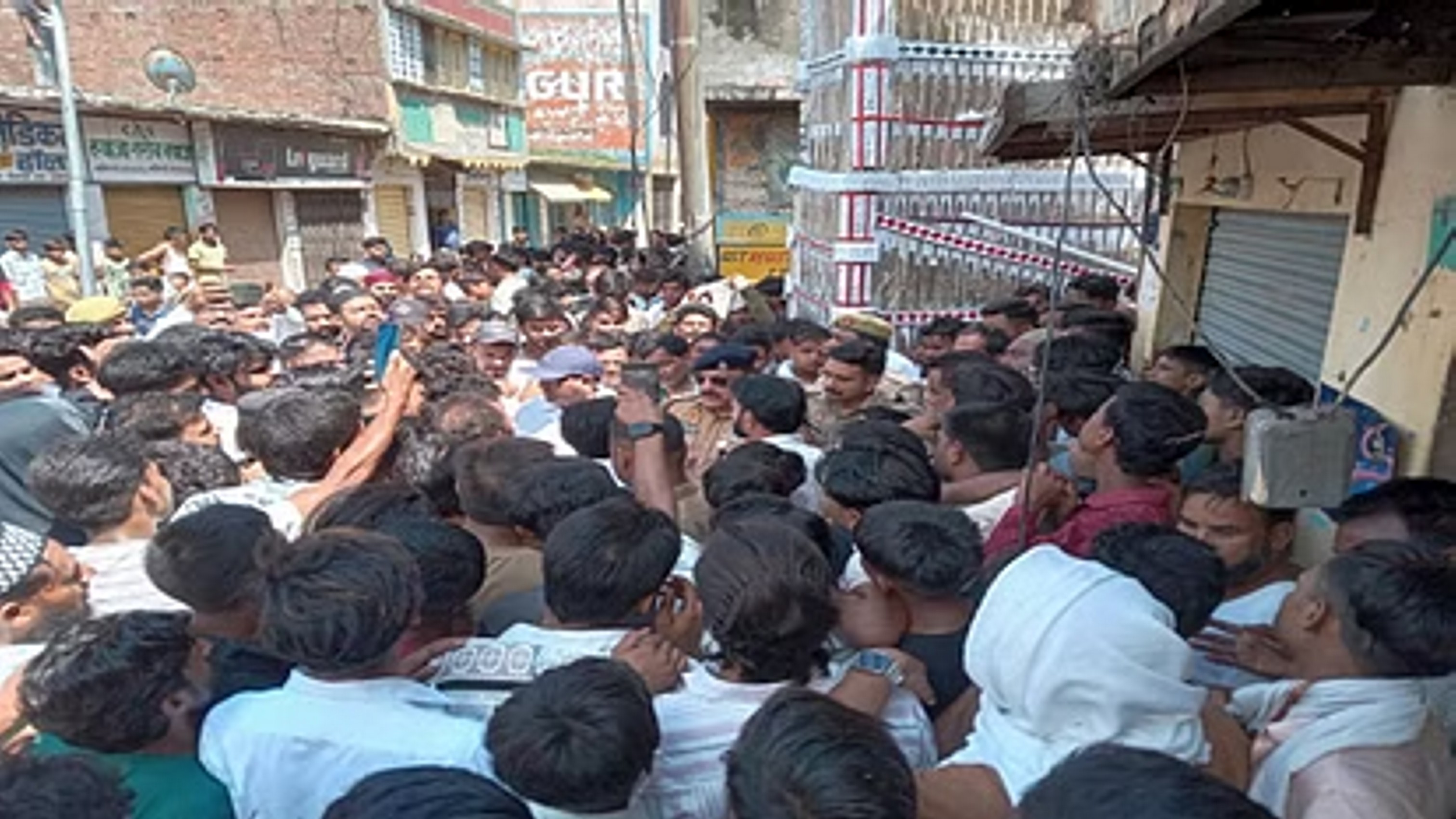 मुहर्रम के जुलूस में बड़े डीजे पर बवाल, भीड़ ने किया पथराव