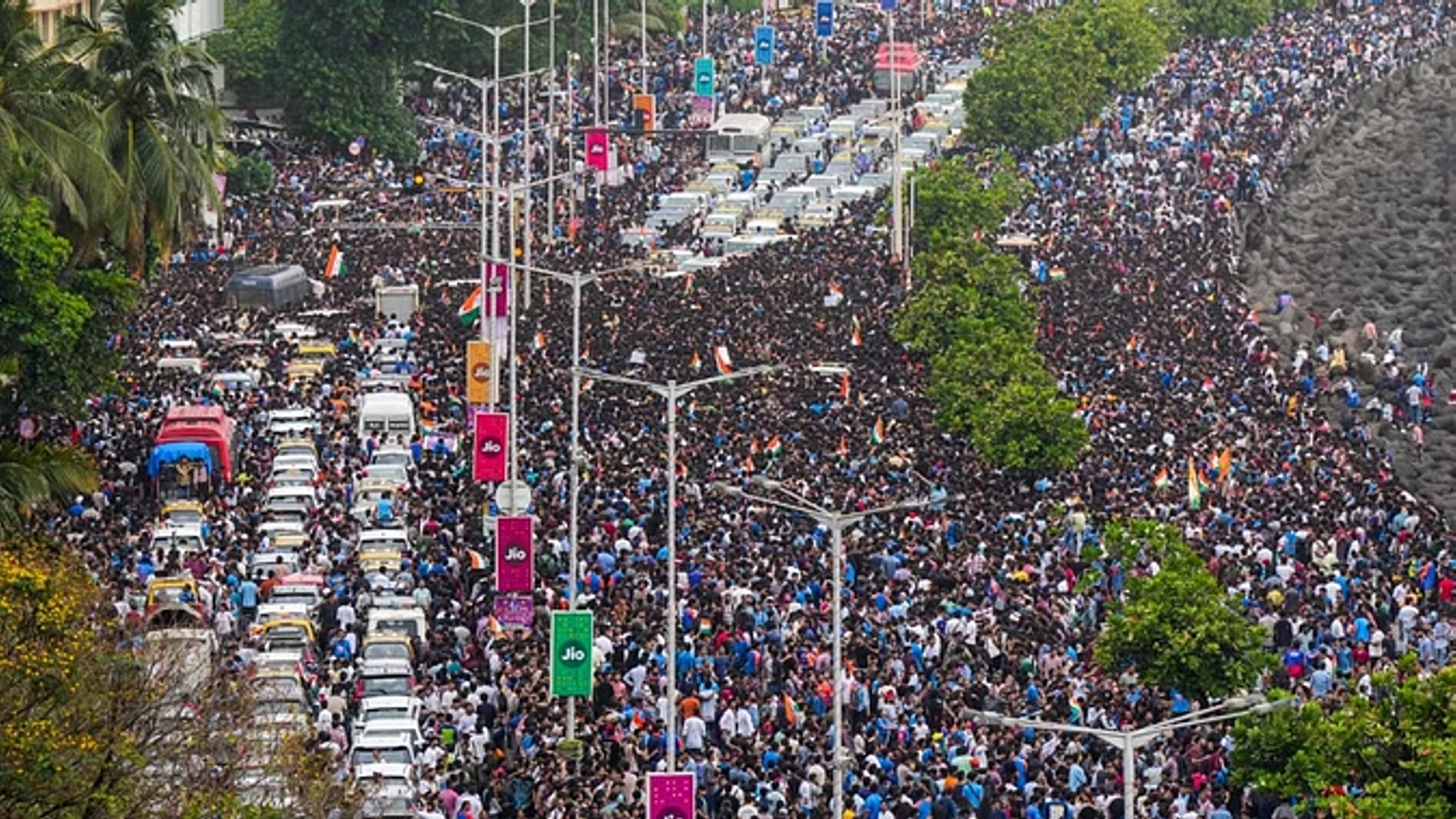 टीम इंडिया के विजय जुलूस के दौरान कई फैंस की तबीयत बिगड़ी