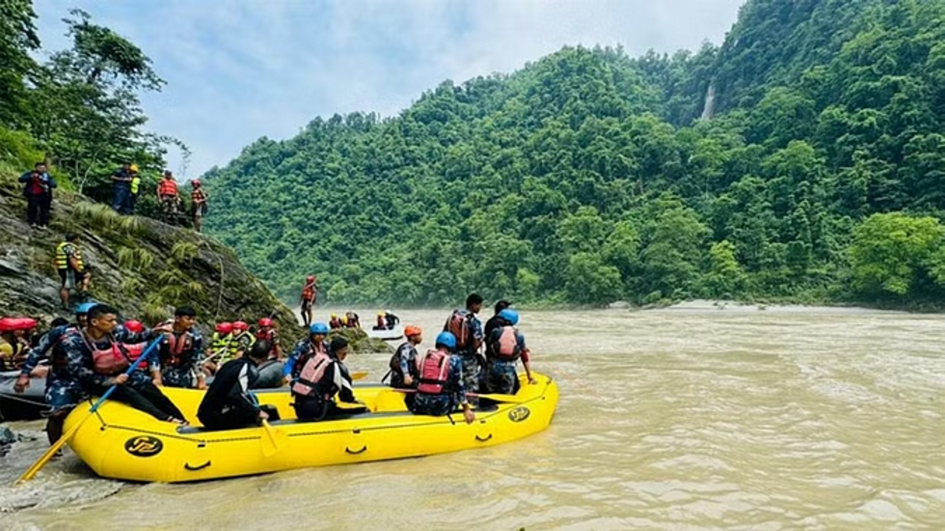 नेपाल में हुए भूस्खलन में लापता लोगों को खोजेंगे अब भारतीय गोताखोर, 62 यात्रियों में से 38 की तलाश जारी