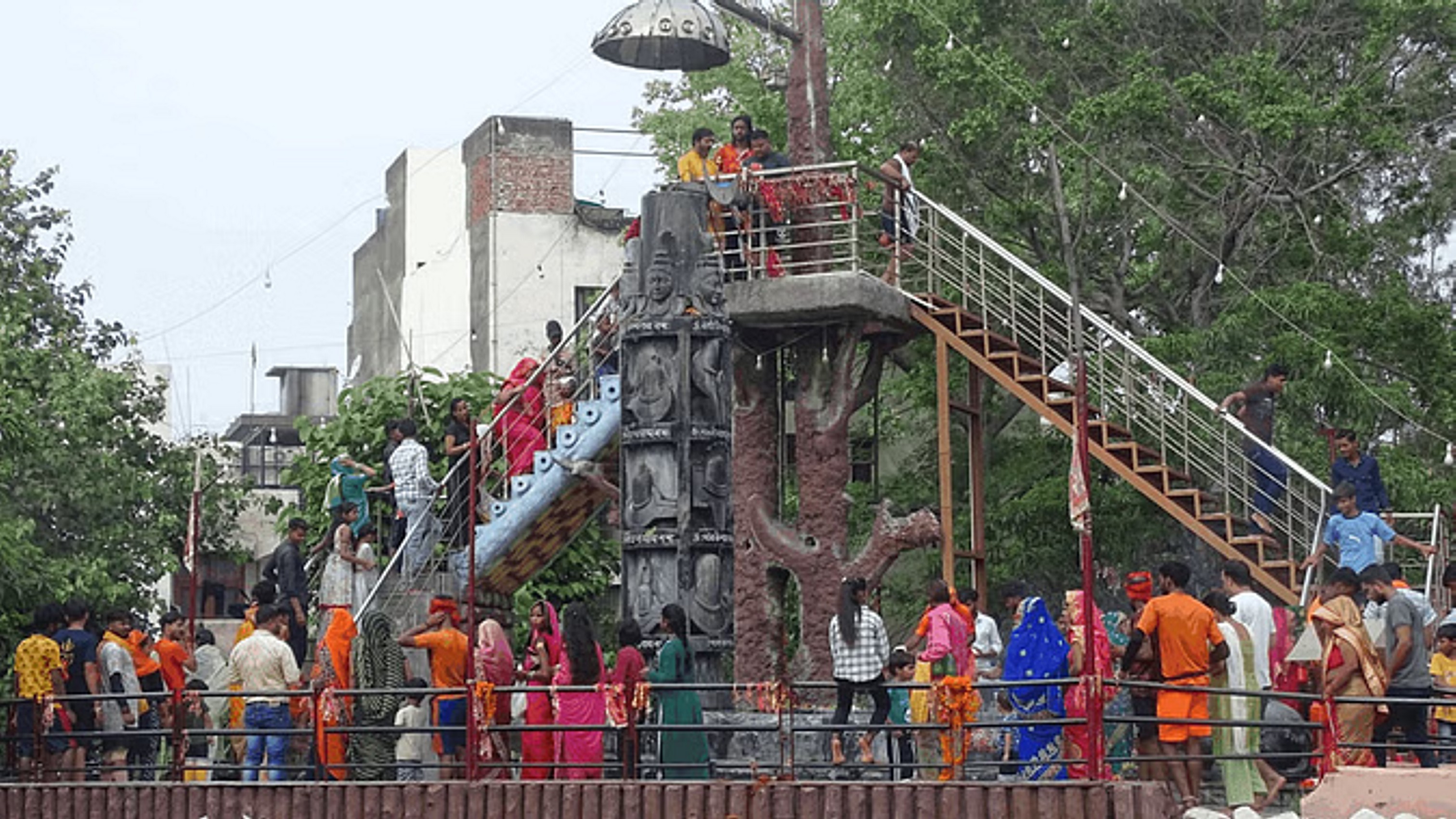 दिल्ली के शिवालयों में उमड़ी भीड़, जयकारों से गूंजे मंदिर; जलाभिषेक के लिए पहुंच रहे कांवड़िए