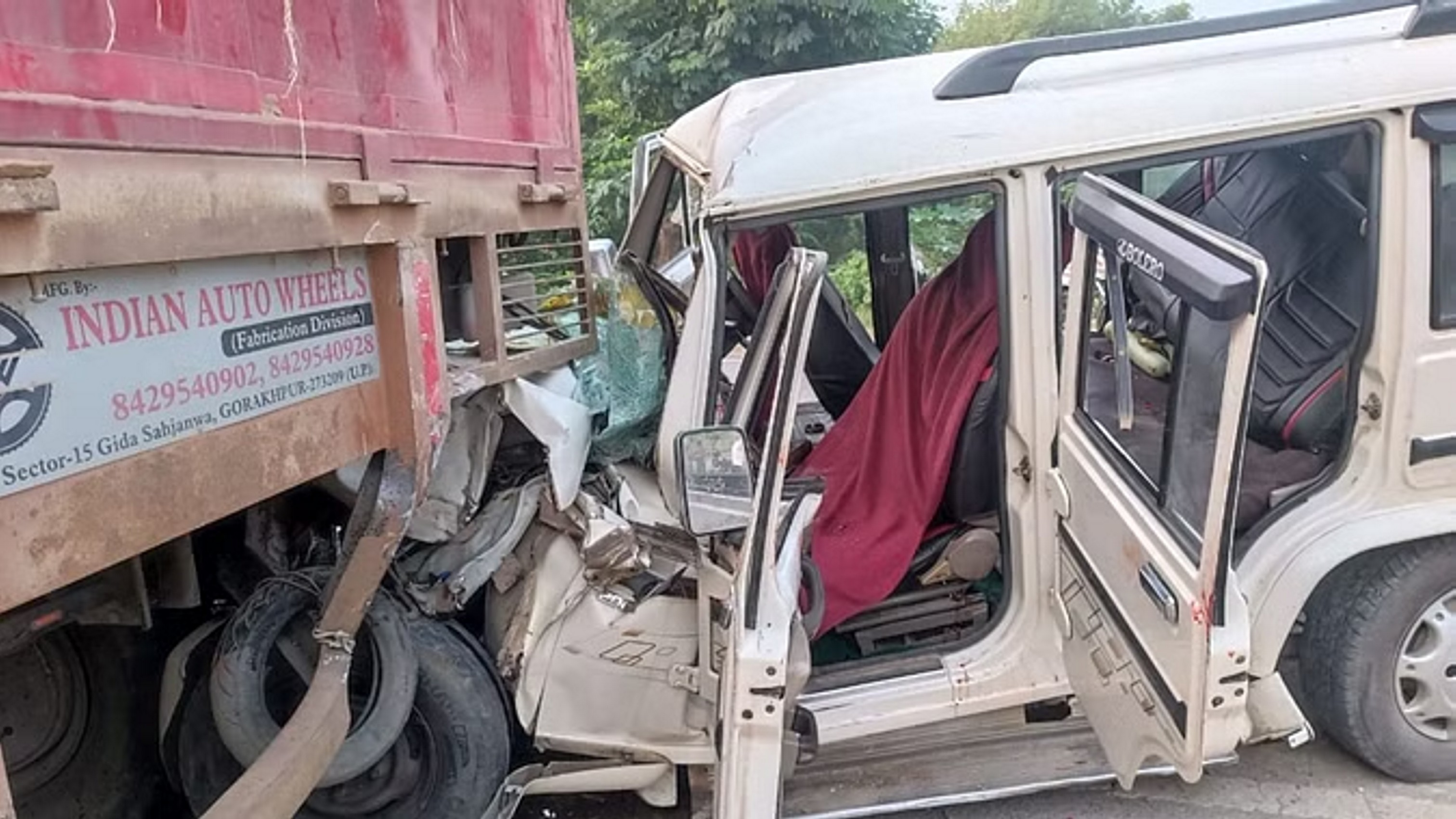 ट्रेलर से टकराई कार, दो महिलाओं की मौत, तीन लोगों की हालत गंभीर