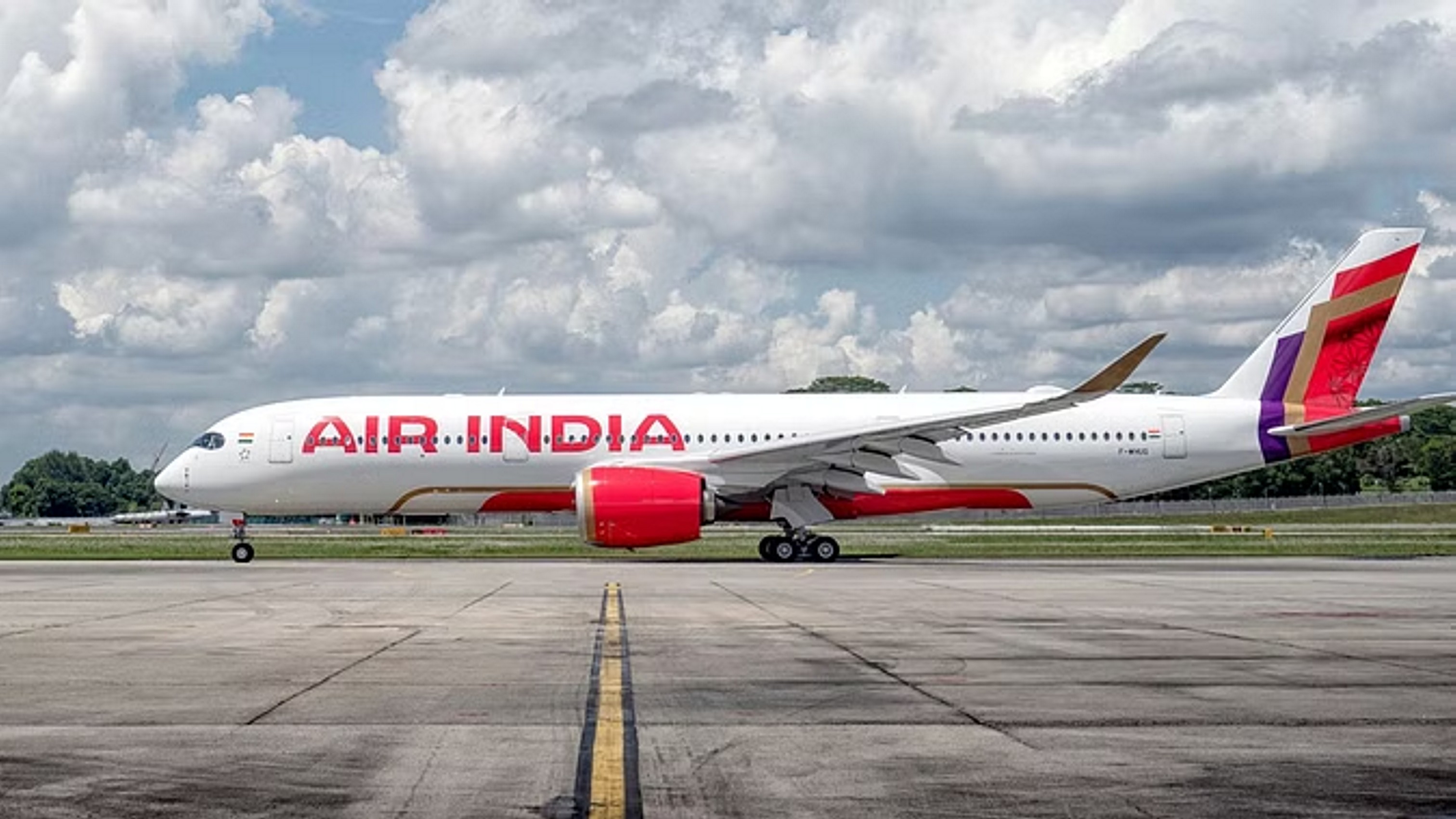 बम की धमकी के बाद एयर इंडिया के मुंबई-न्यूयॉर्क विमान की दिल्ली में इमरजेंसी लैंडिंग