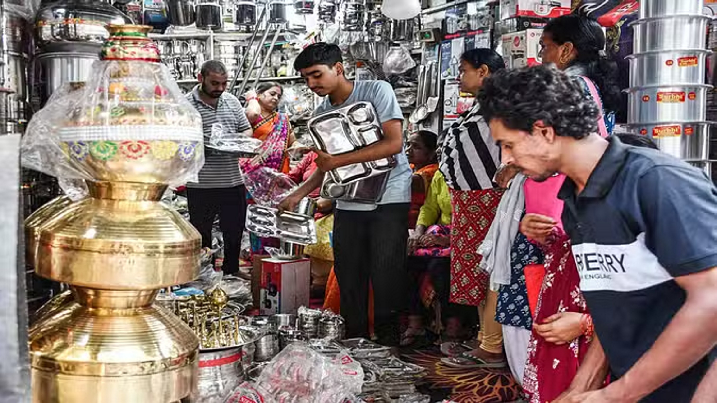 सोने की ऊंची कीमतों का खरीदारी पर नहीं दिखा असर, खुदरा बाजारों में 60,000 करोड़ का कारोबा