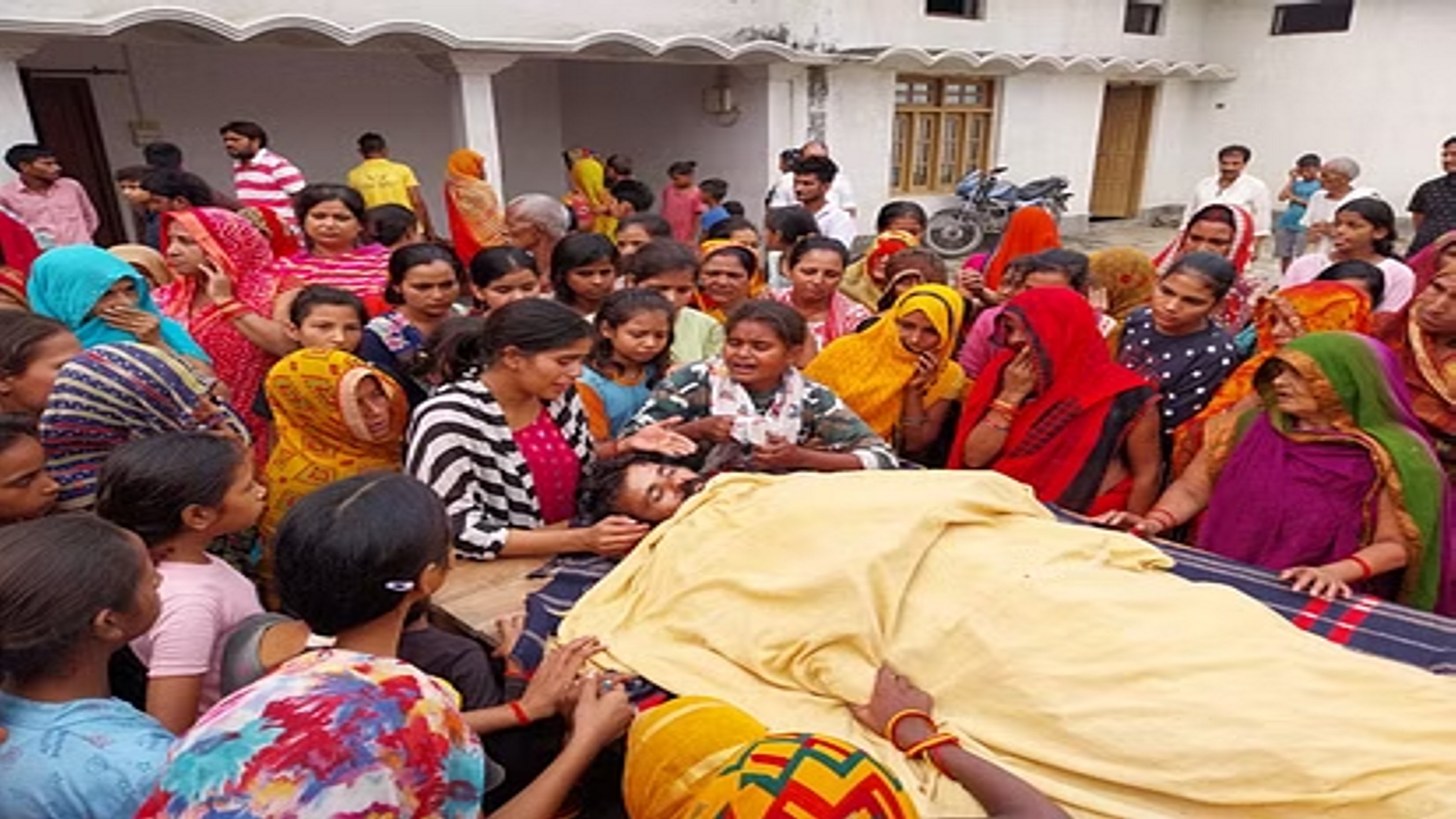 बहराइच सांप्रदायिक हिंसा: क्षेत्र में अघोषित कर्फ्यू के हालात, दुकानें-स्कूल बंद