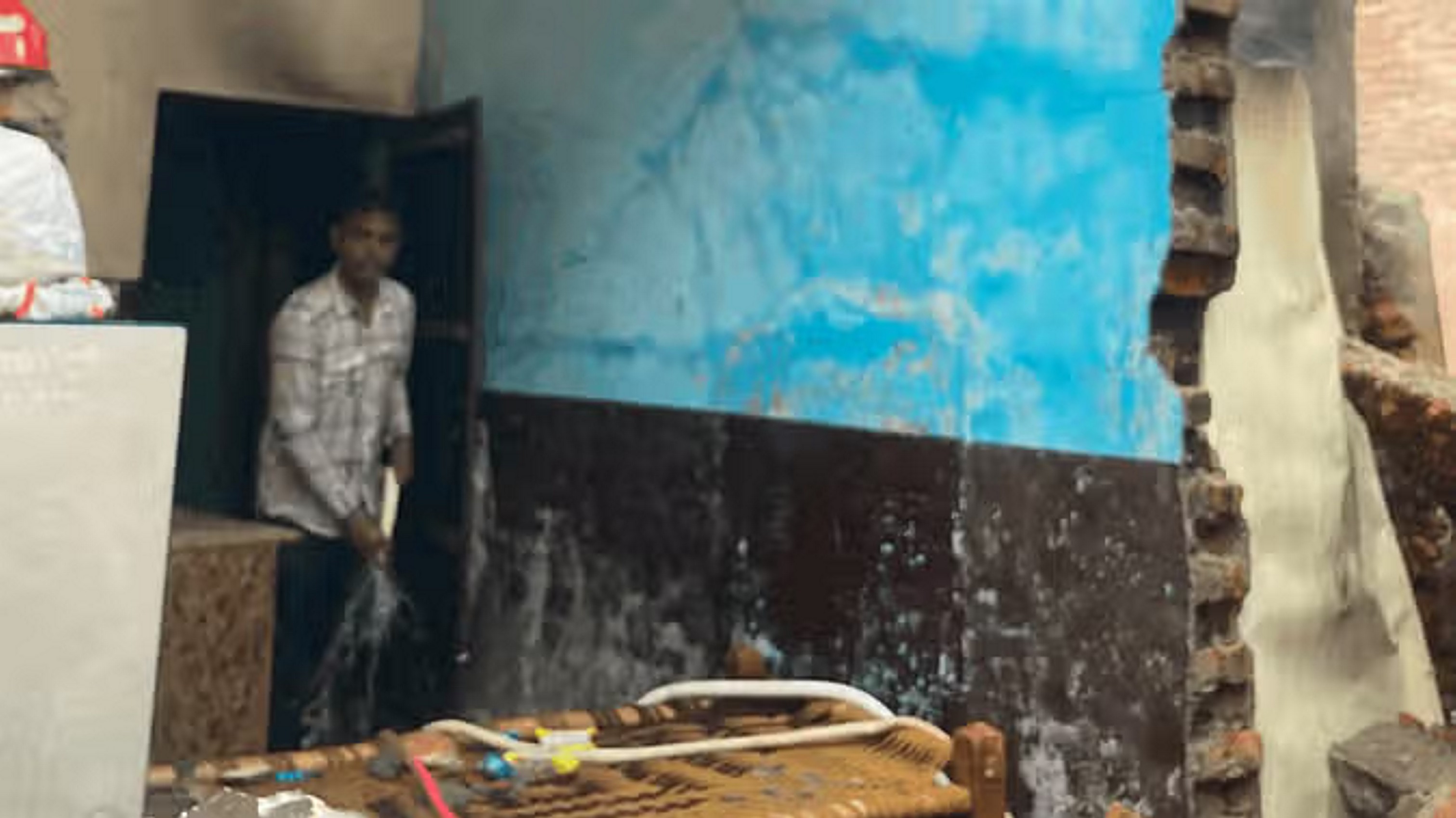 सुल्तानपुरी में सिलेंडर फटा... घर का आधा हिस्सा गिरा, गर्भवती महिला की मौत