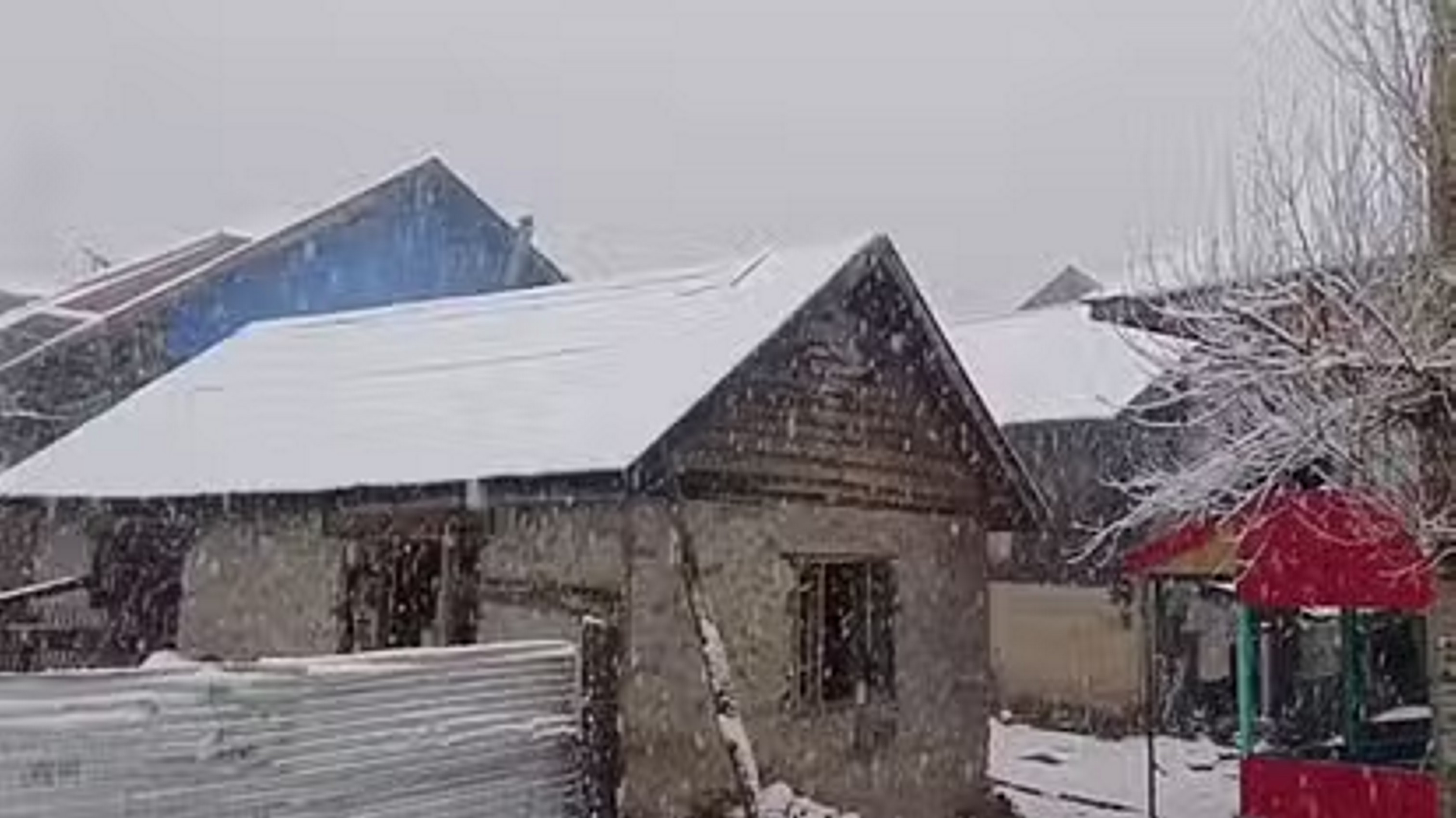 पहाड़ों पर बर्फबारी से बढ़ी ठंड