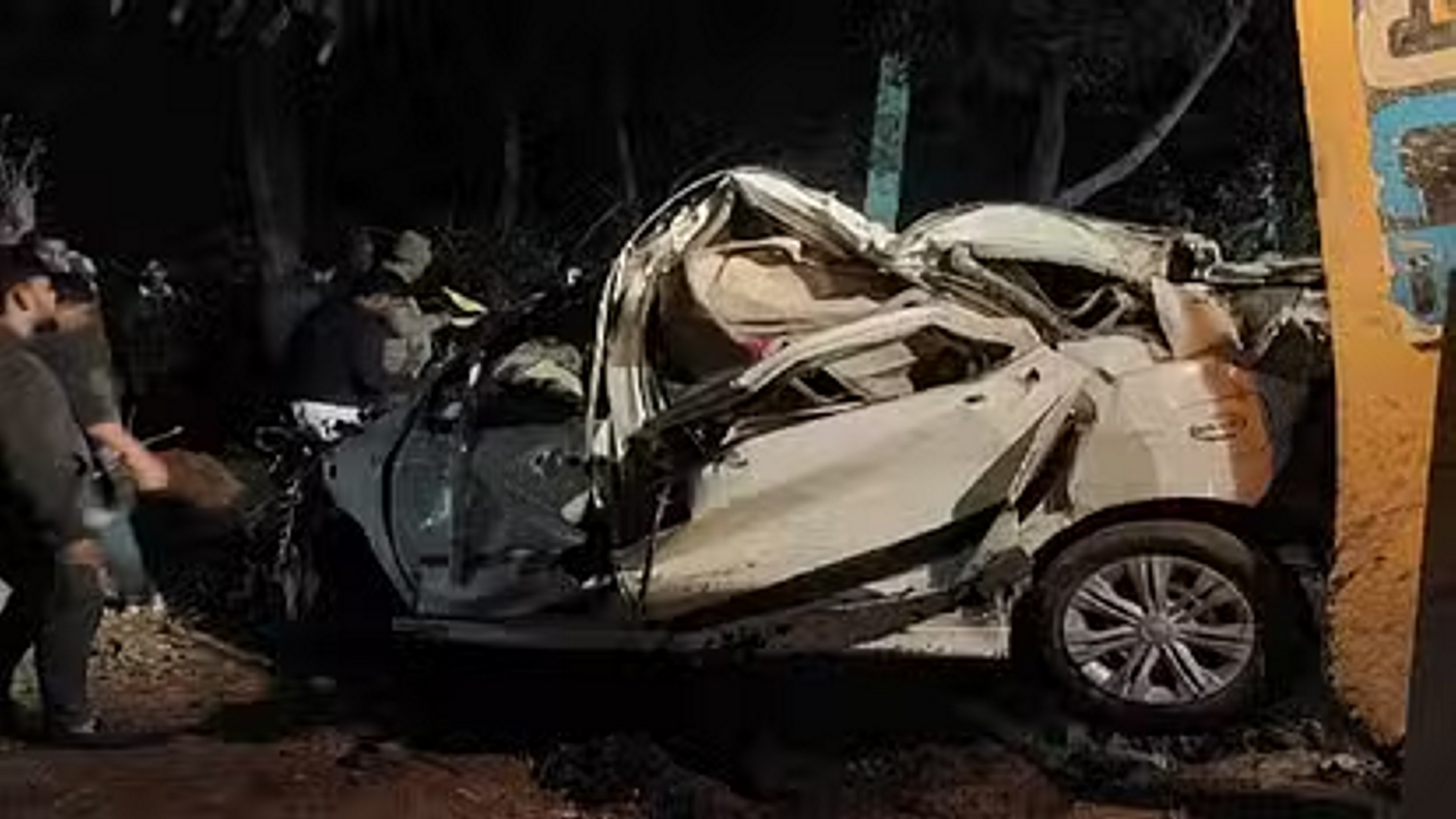 पेड़ से टकराई तेज रफ्तार कार, दुल्हन के पिता समेत छह की मौत, चार लोग घायल