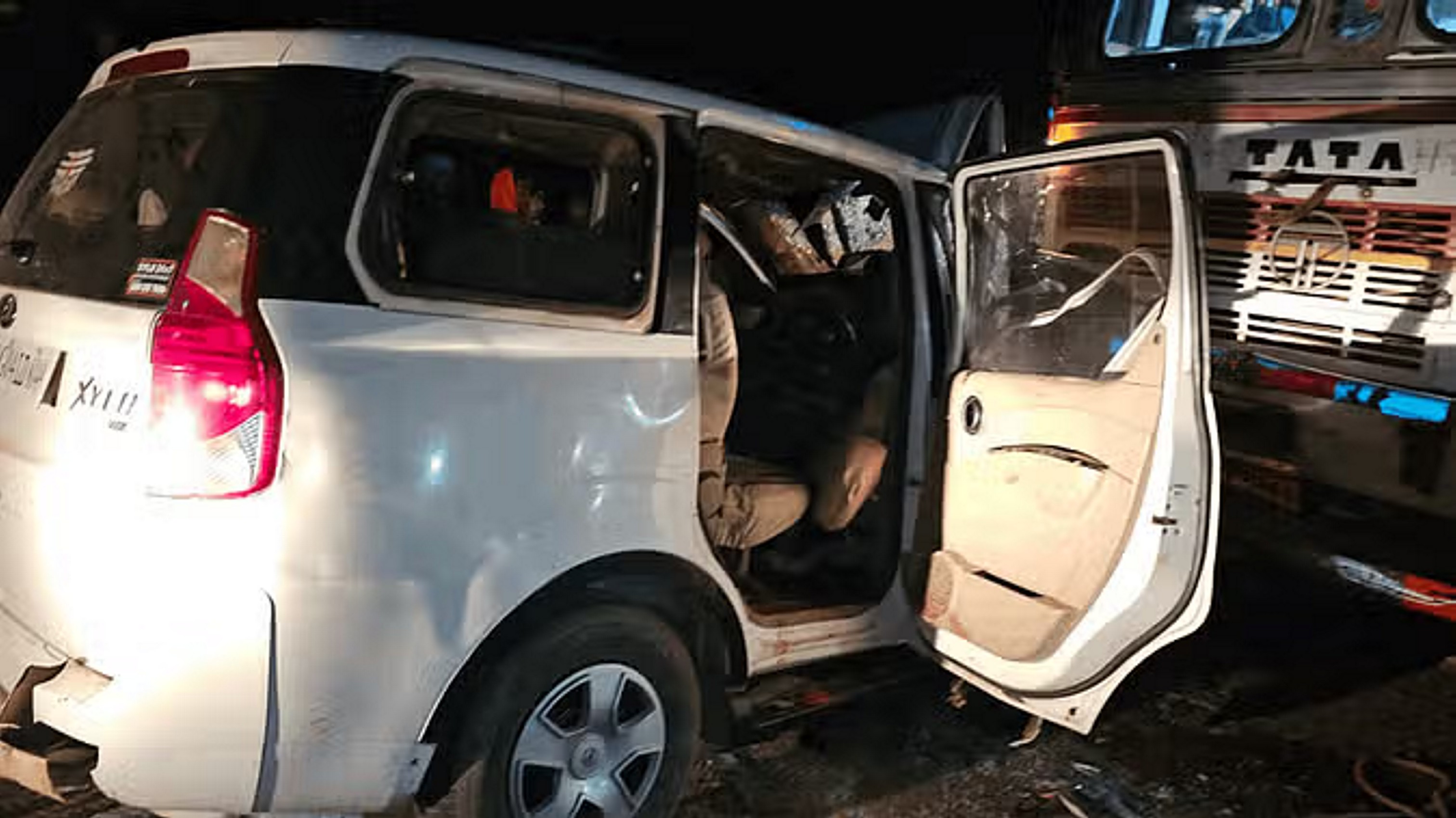ट्रक ने कार को मारी भीषण टक्कर, छह लोगों की मौत; सात घायल