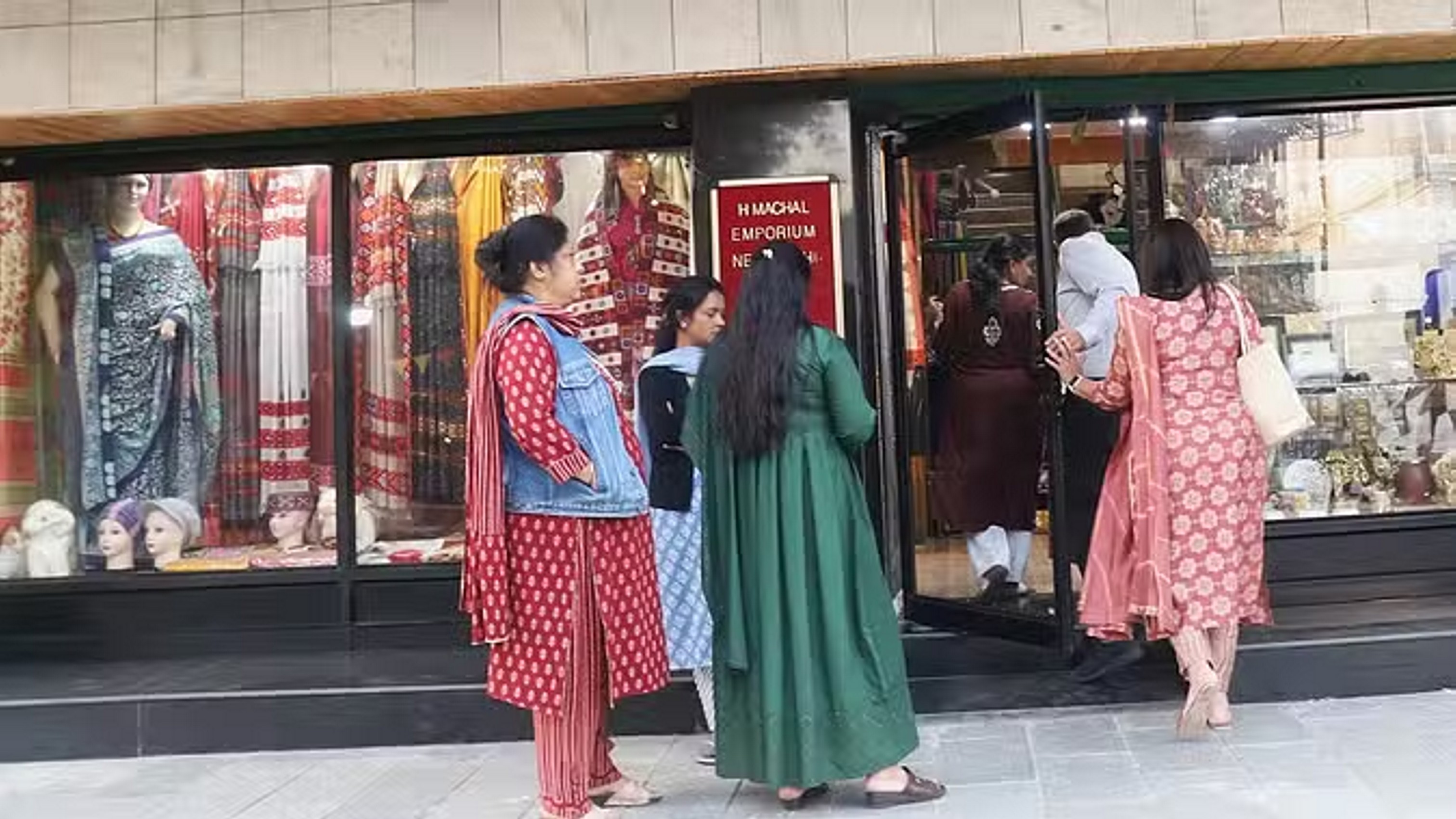 चूड़ा, मेकअप व कपड़ों की चमक से कारोबारियों की चांदी
