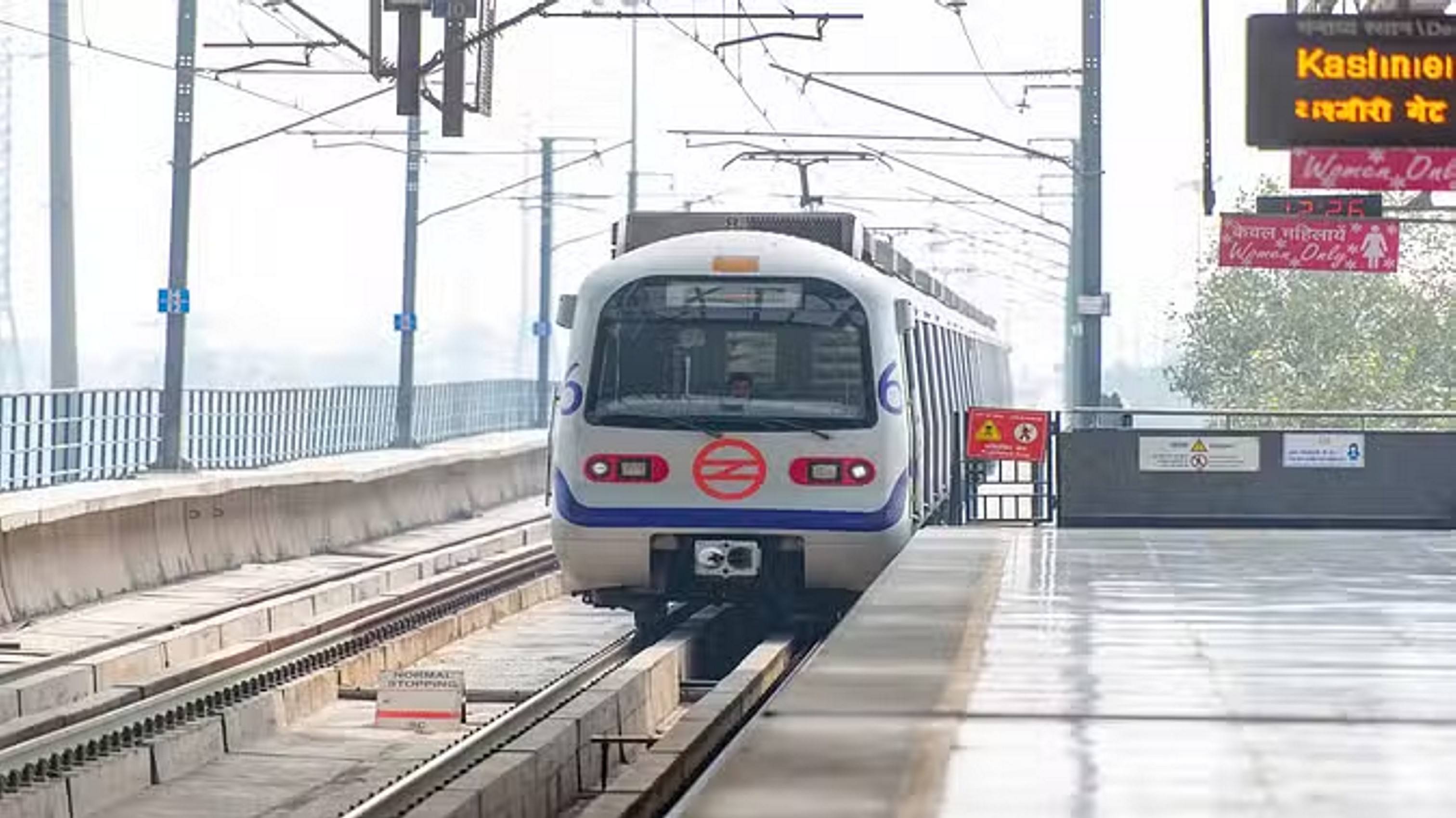 धीमी हुई दिल्ली मेट्रो की रफ्तार: ब्लू लाइन पर चोर काट ले गए केबल