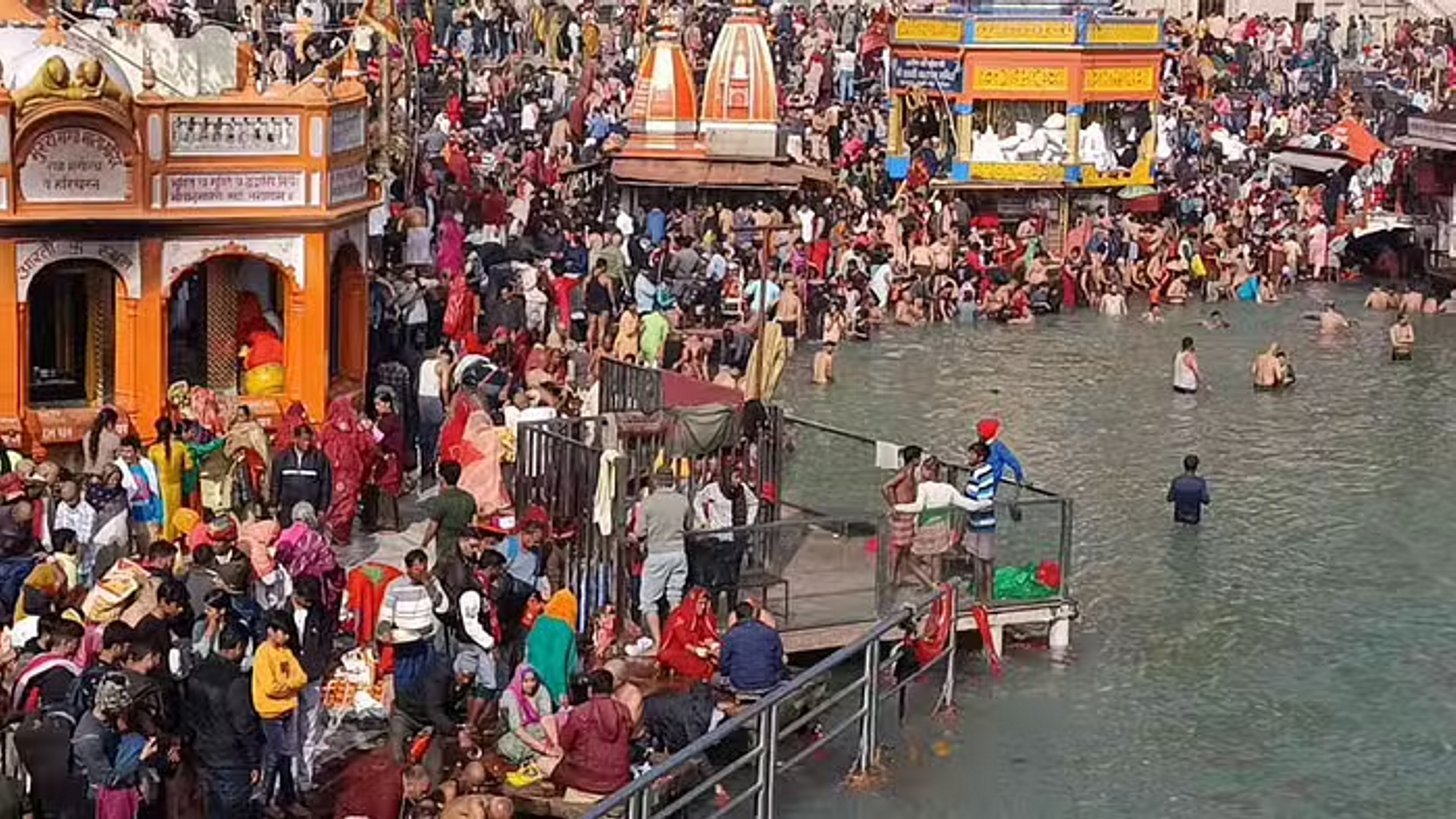 स्नान के लिए हरिद्वार में उमड़ी श्रद्धालुओं की भीड़, खचाखच भरे हुए गंगा के सभी घाट