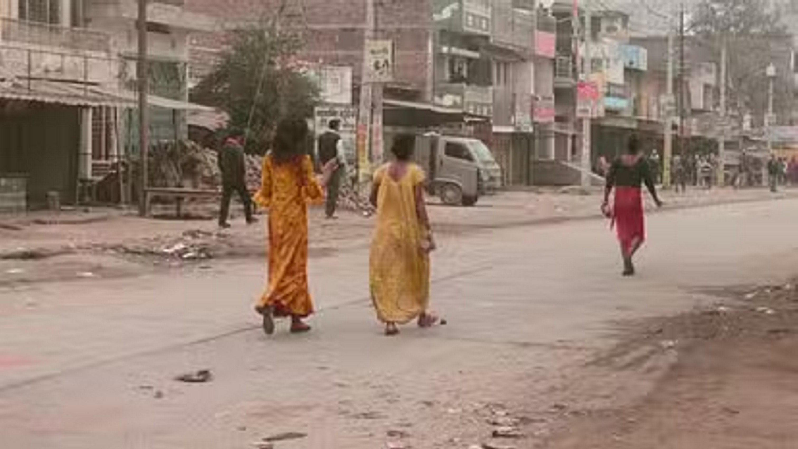 गाजीपुर में किन्नरों का नग्न प्रदर्शन, साथी की हत्या पर भड़के