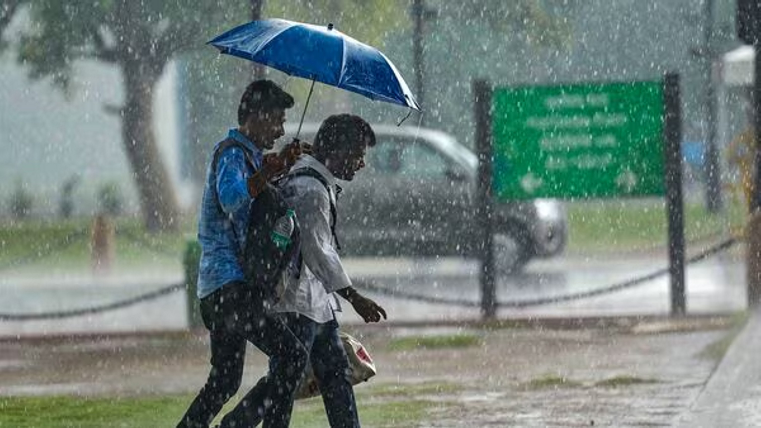 झमाझम बारिश ने दिल्ली में बढ़ाई ठिठुरन