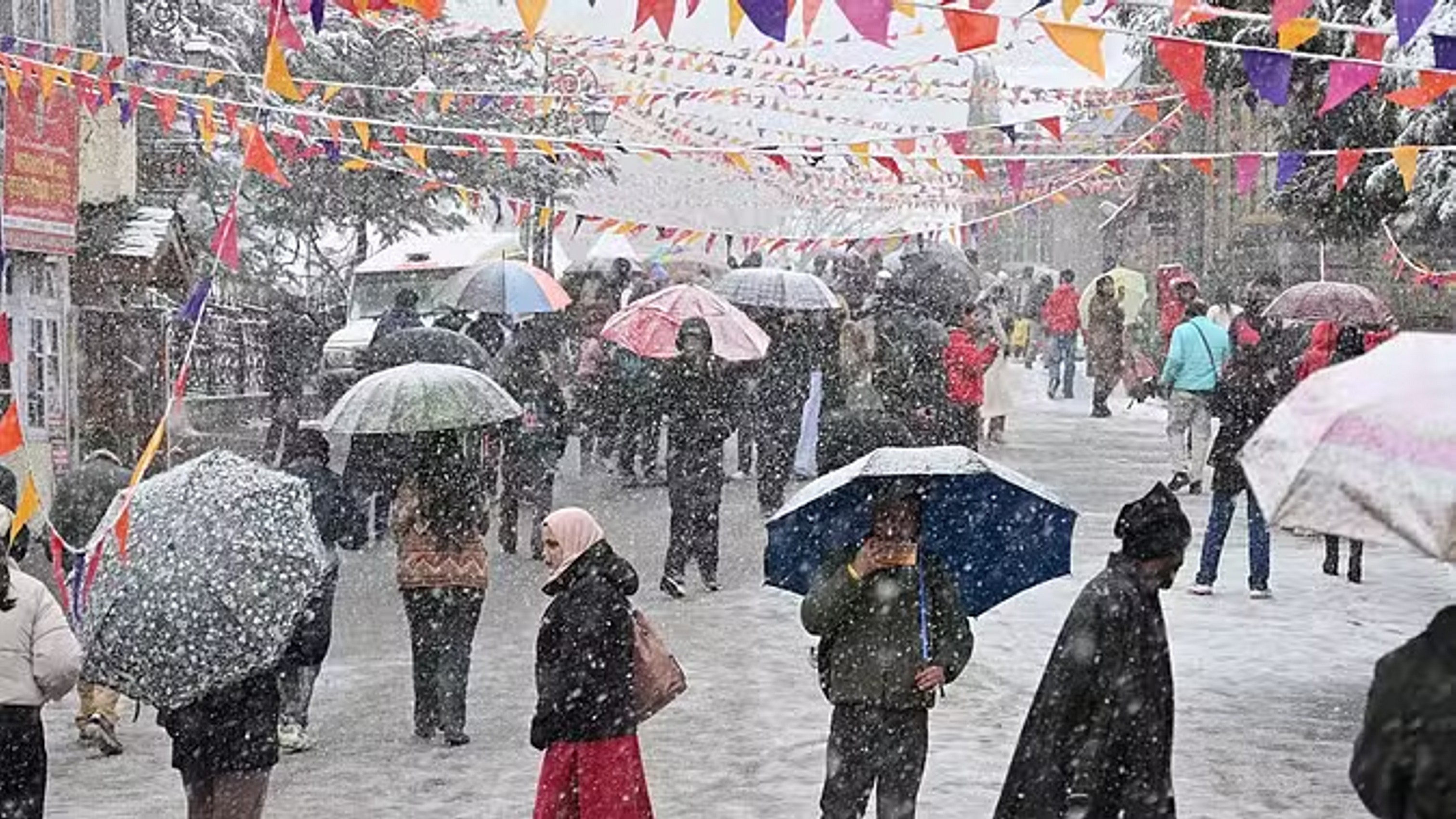 कुफरी, नारकंडा व डलहौजी समेत कई इलाकों में बर्फबारी, 1500 वाहन फंसे
