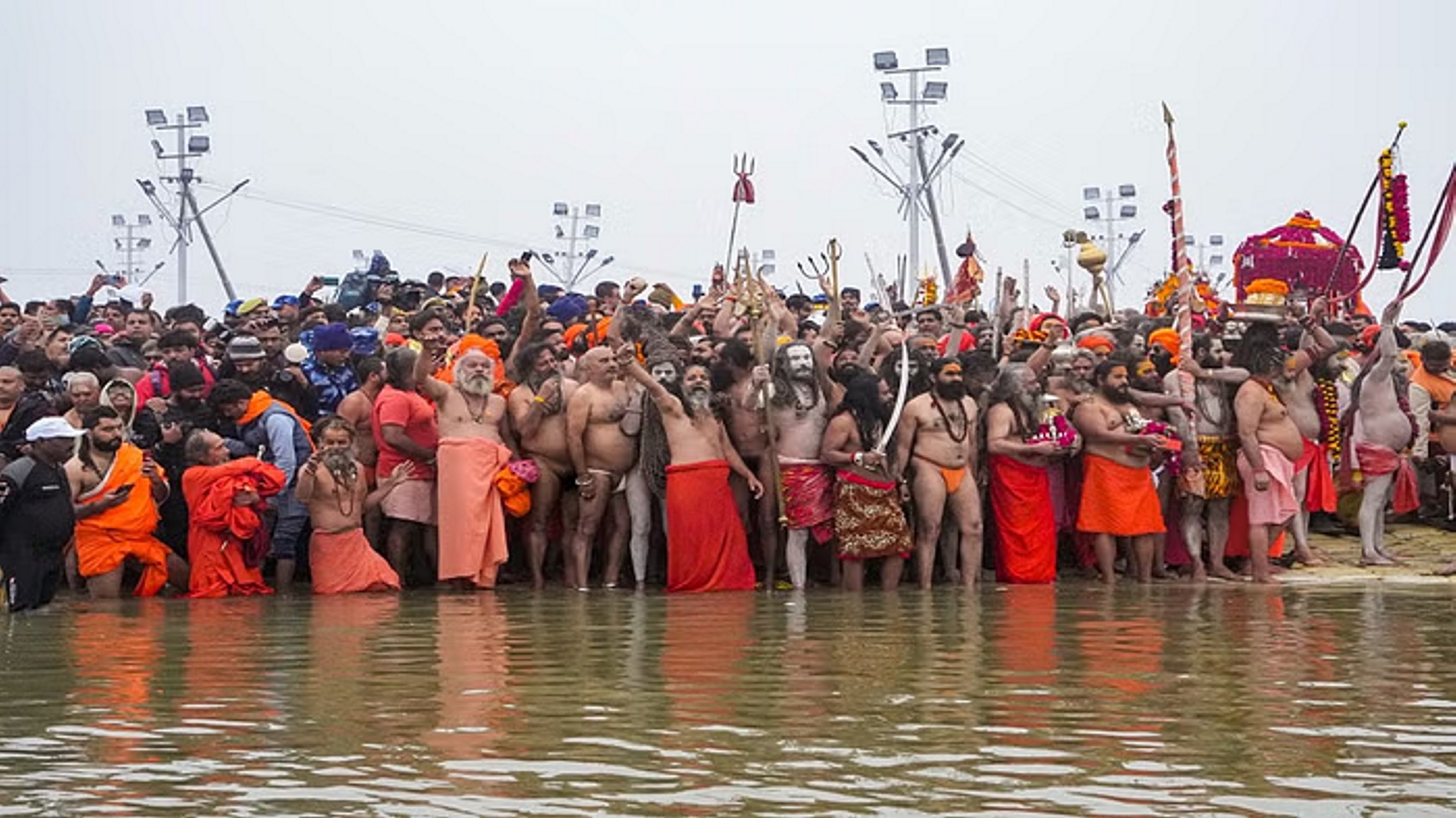 संगम पर अमृत स्नान जारी, 34.97 करोड़ से ज्यादा श्रद्धालुओं ने किया स्नान