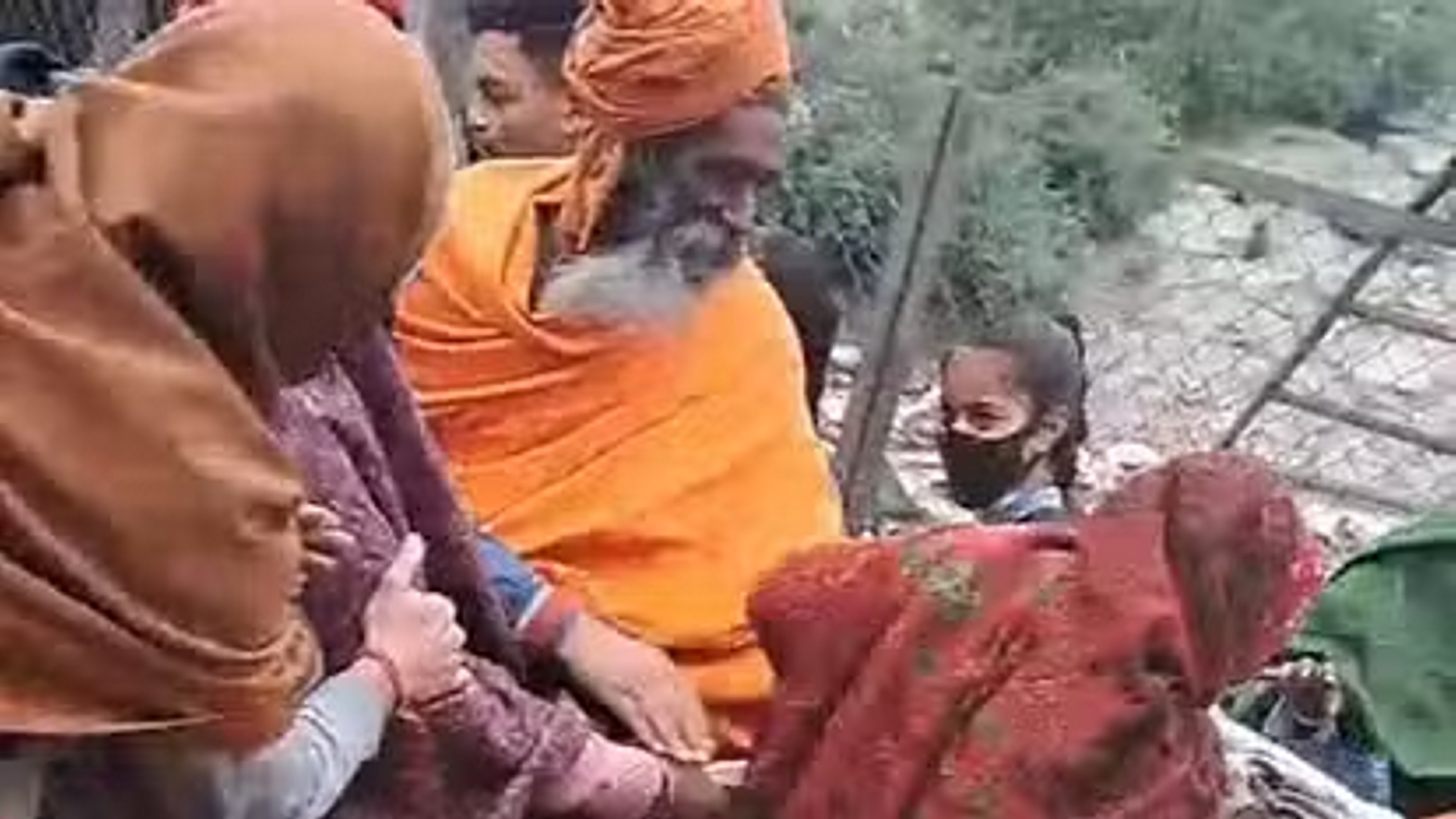 गंगा नगरी में श्रद्धालुओं से छीना-झपटी करने वाली सात महिला गिरफ्तार