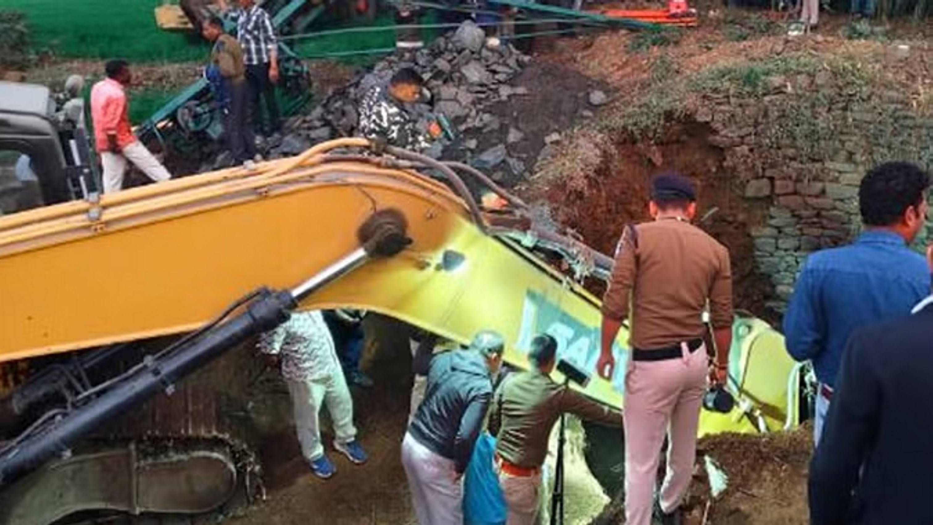  निर्माणाधीन कुआं धंसा, 30 फीट की गहराई में फंसे तीन लोग