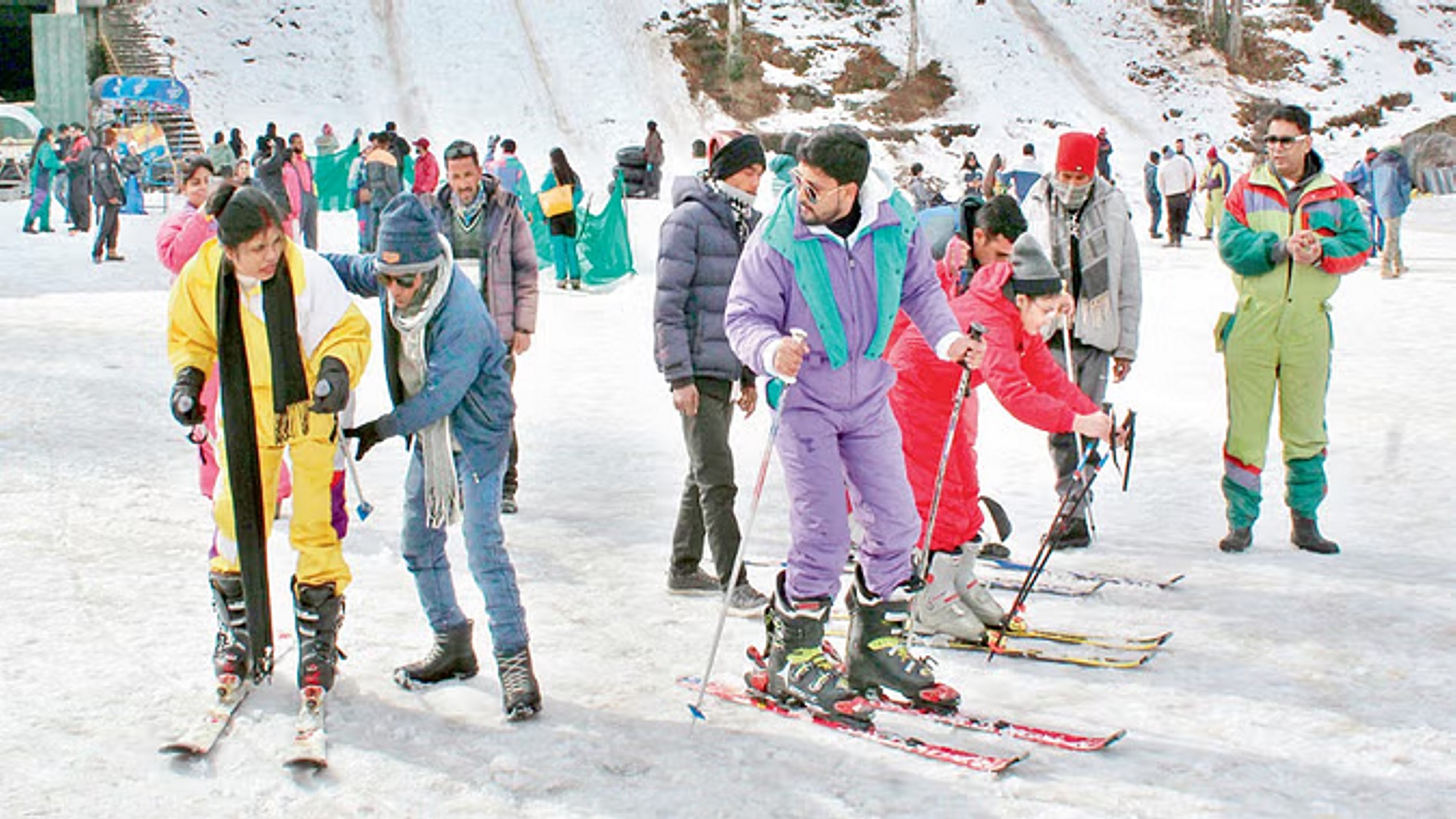 सैलानियों को लुभा रहीं बर्फ से लकदक वादियां