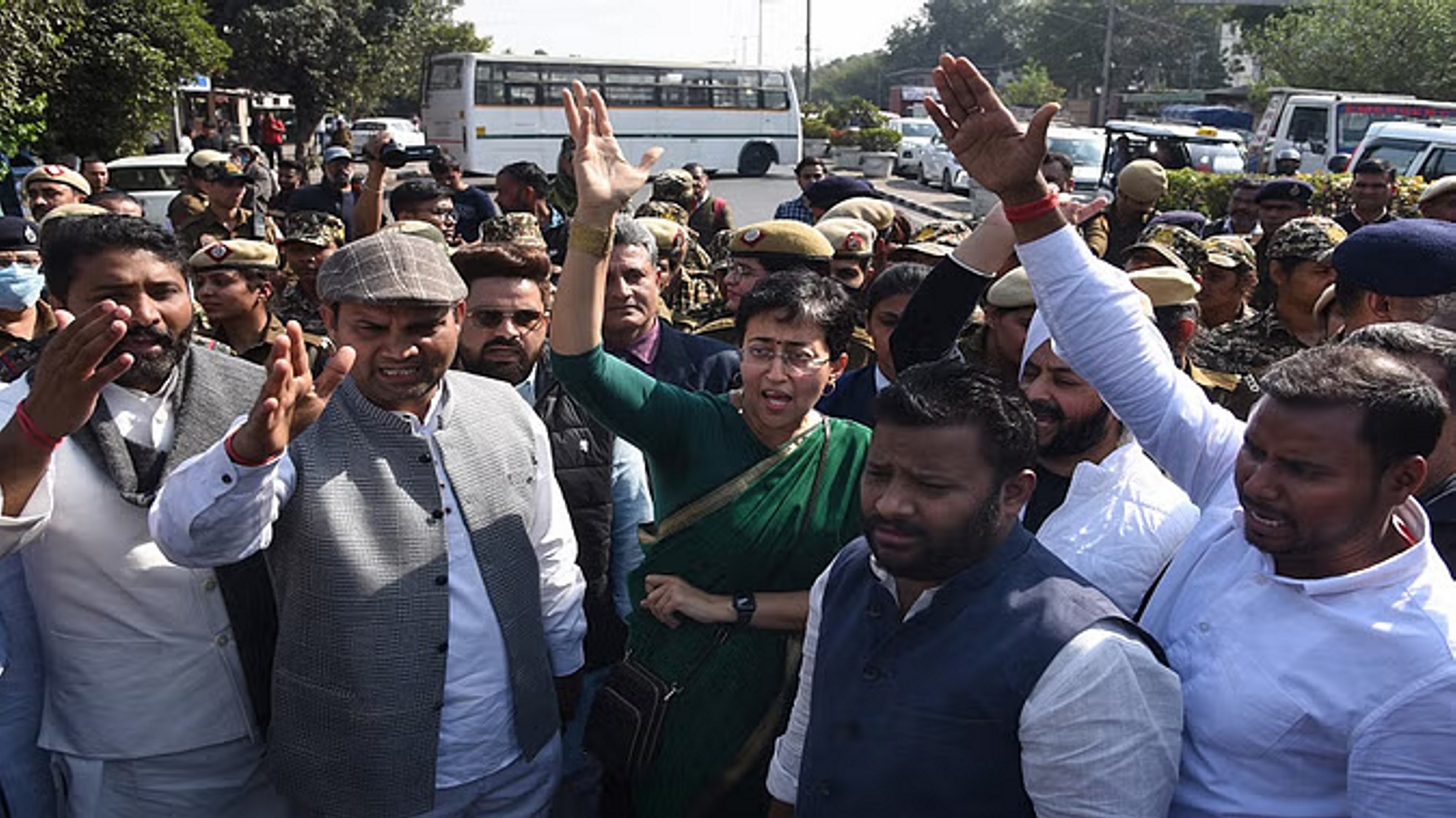 निलंबित आप विधायकों को विधानसभा में जाने से रोका