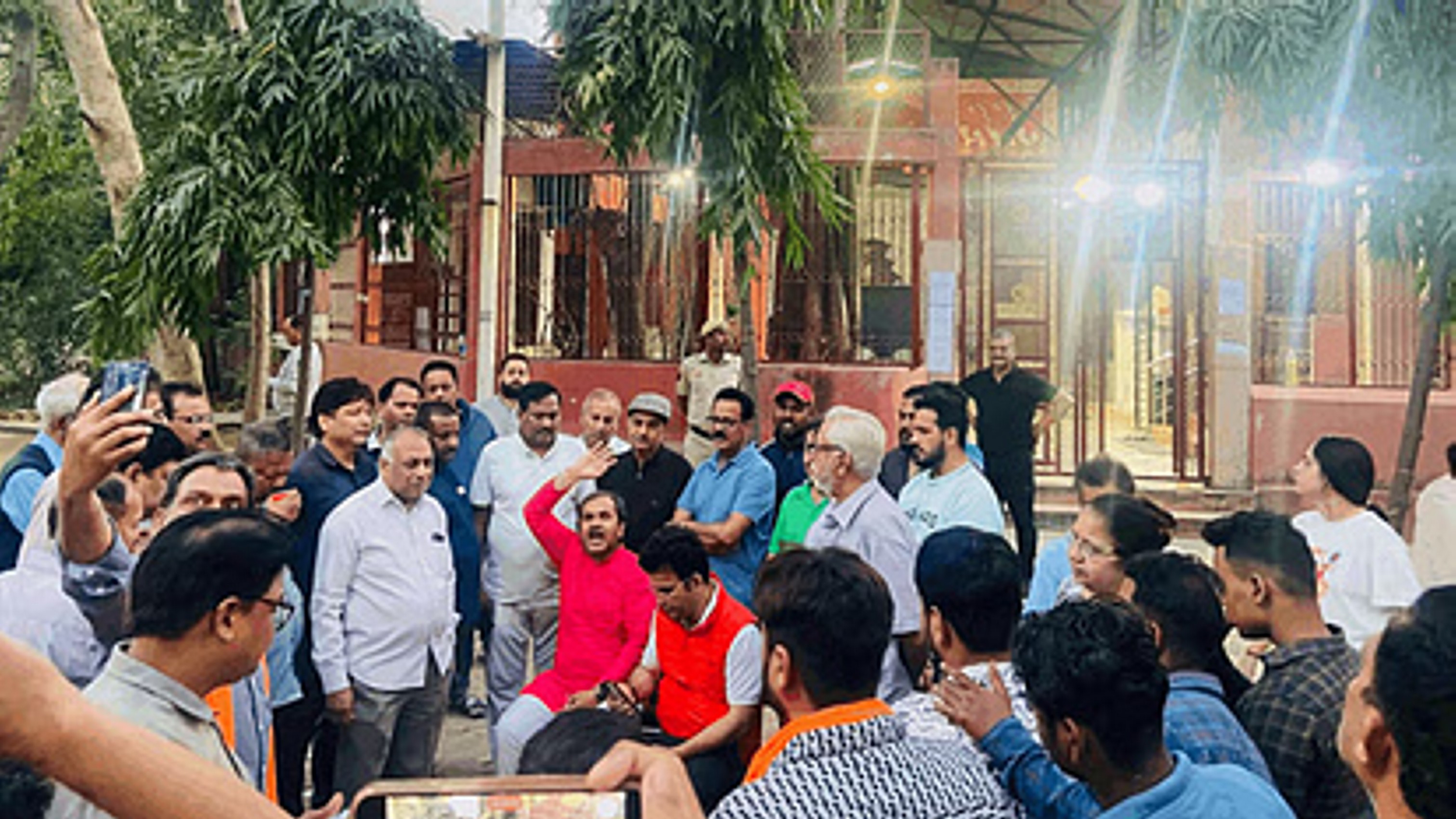 तड़के सुबह मंदिरों को गिराने पहुंची DDA की टीम, सीएम ने रुकवाई कार्रवाई