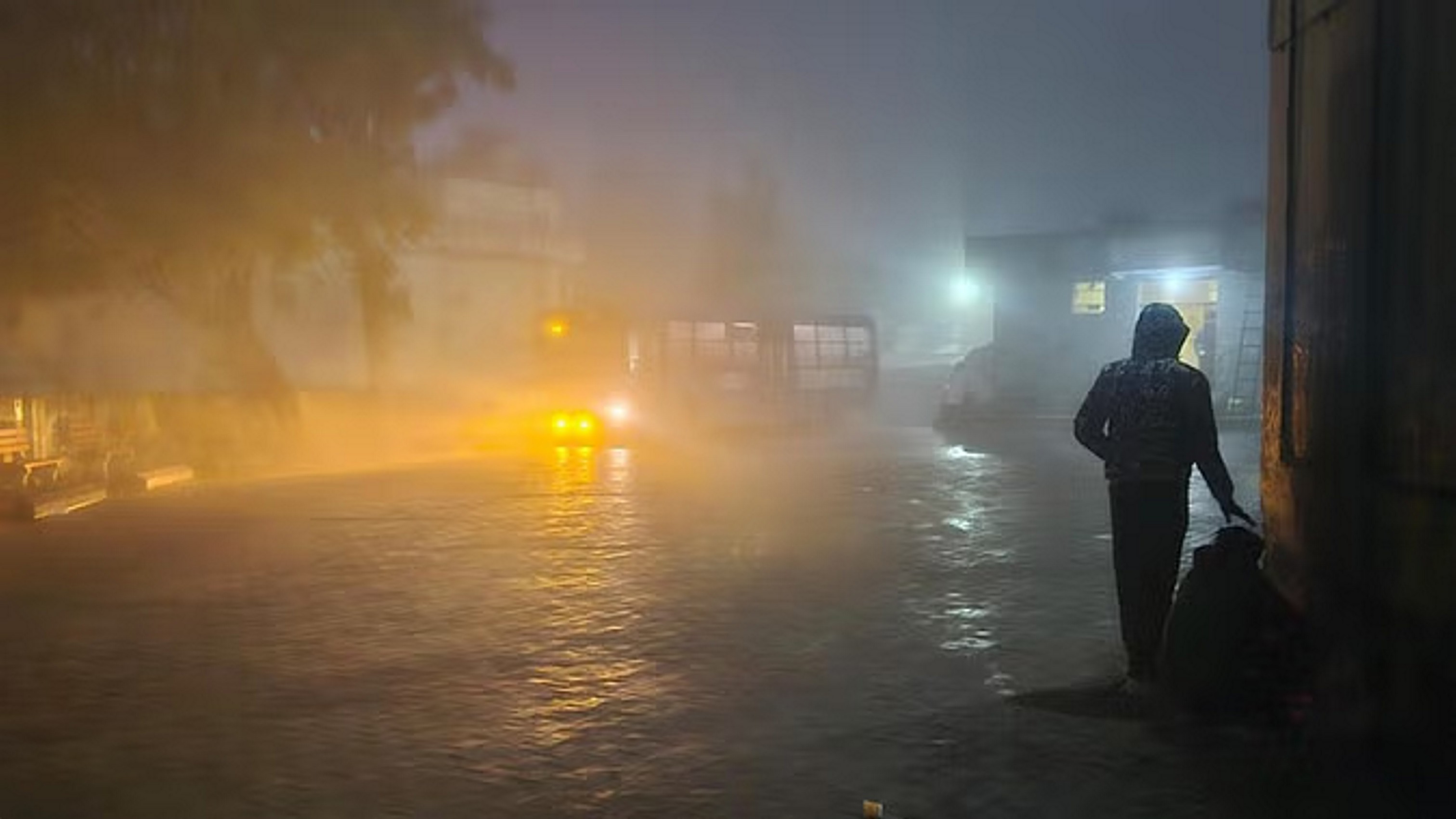दिल्ली के कई इलाकों में बारिश, हल्की हवाओं से ठंडक का अहसास