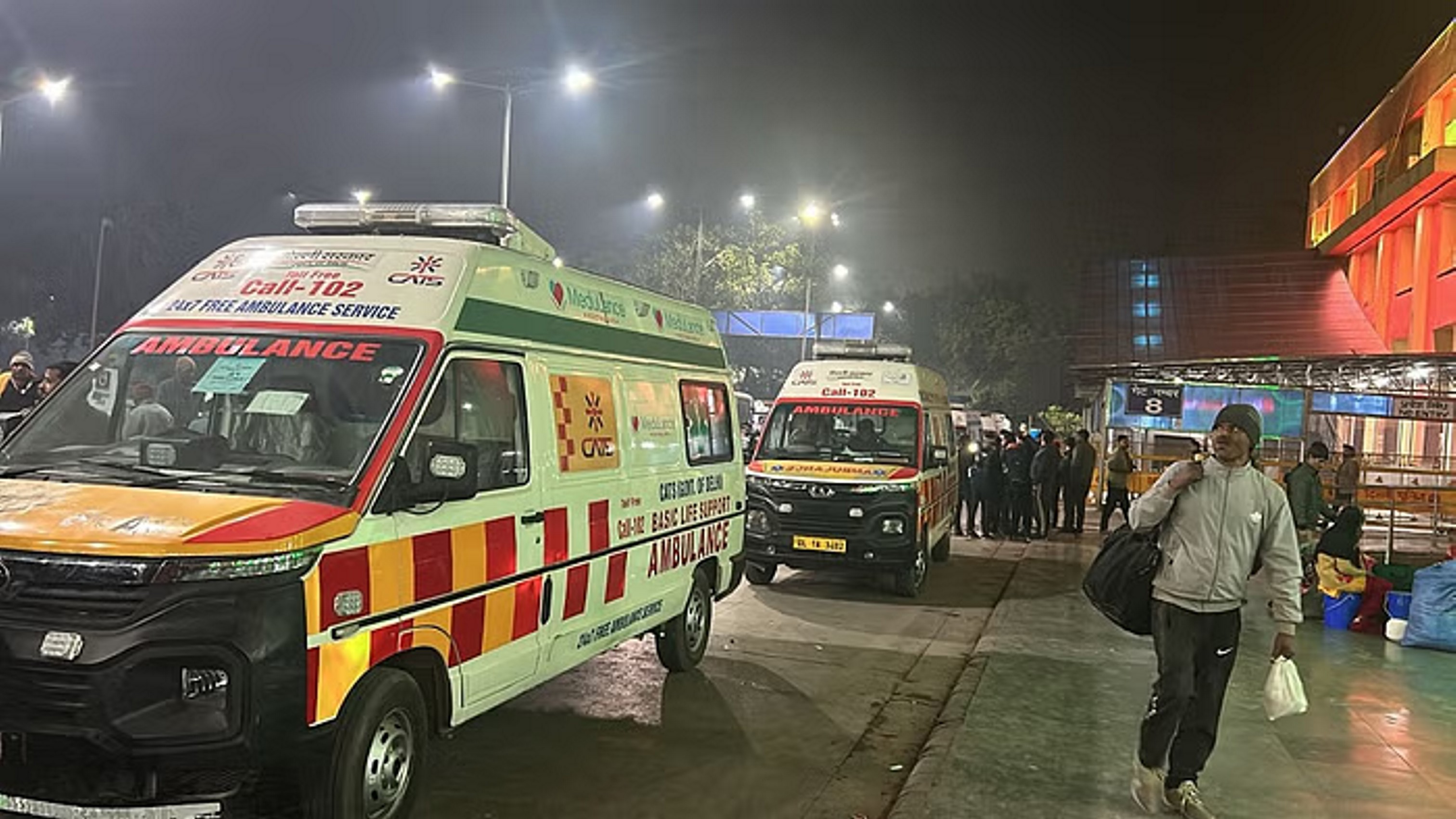 तीरथ के लिए गंगा जी ऐसे नहीं जाना था, अस्पताल के बाहर अपनों की तलाश में भटकते लोग