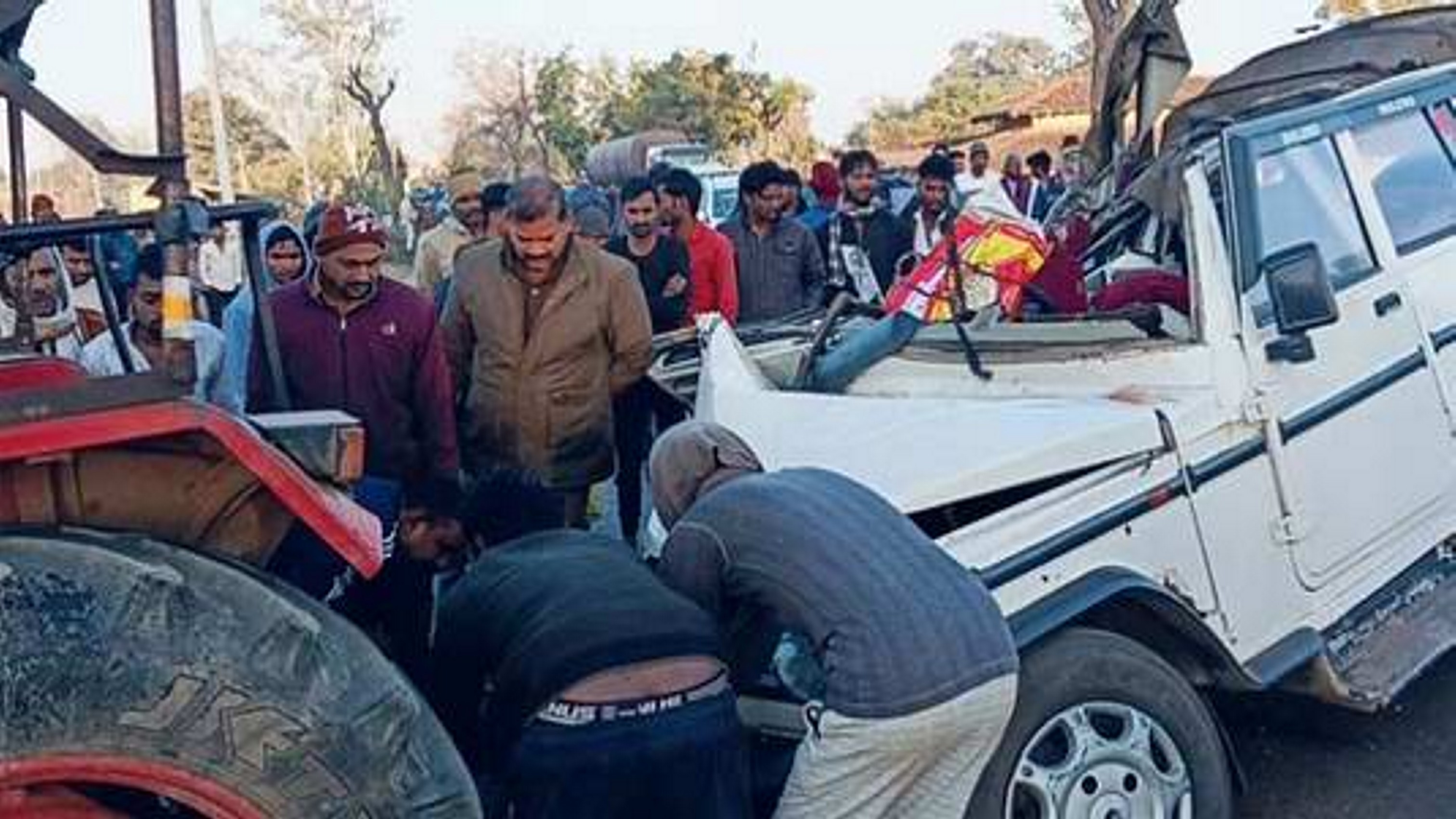 महाकुंभ से लौट रहे श्रद्धालुओं की बोलेरो और ट्रेलर में टक्कर