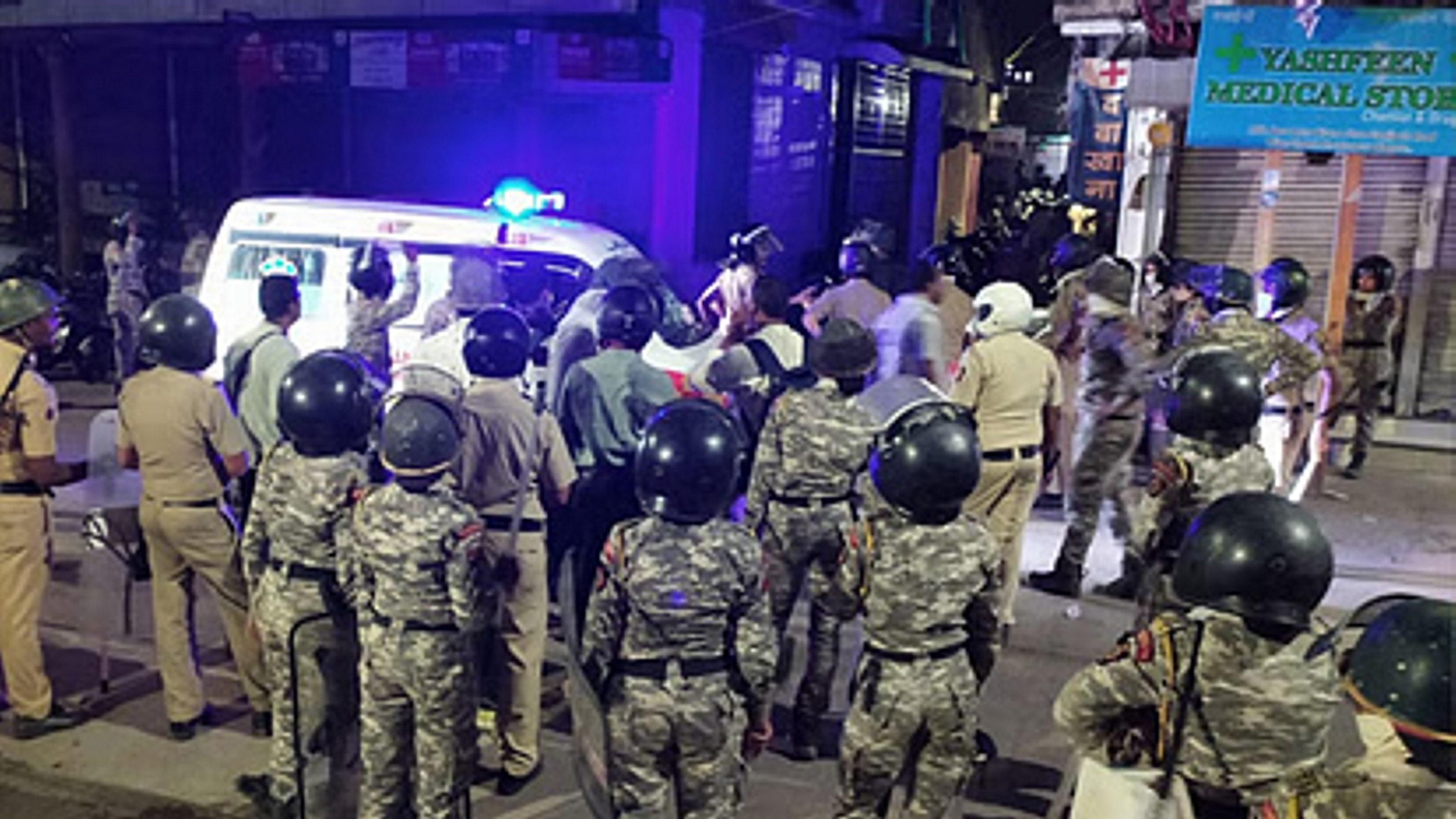 हिंसा के 12 घंटे बाद तनावपूर्ण शांति, नागपुर के कई थाना क्षेत्रों में कर्फ्यू