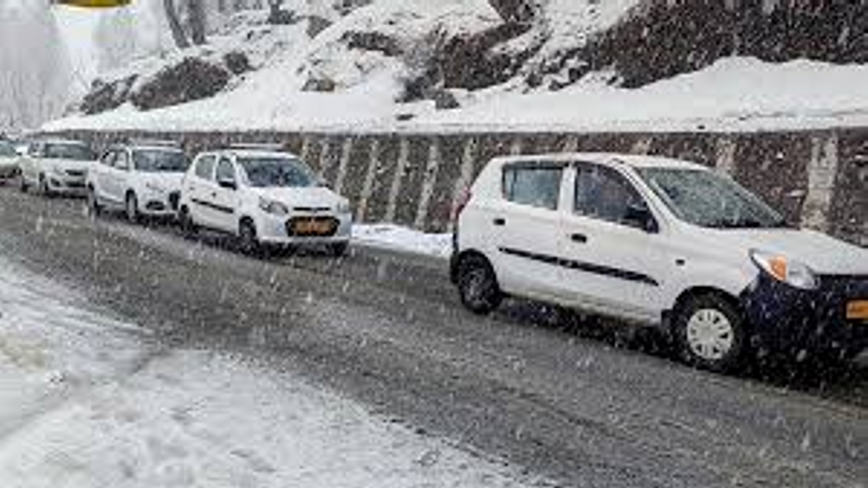 कश्मीर और हिमाचल में बर्फबारी
